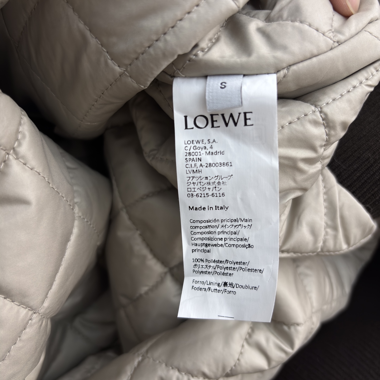 Low翻领菱格棉服 浅卡其自带温柔滤镜 灯芯绒领 袖口添了复古质感 皮质贴标细节高级感拉满 轻便保暖不臃