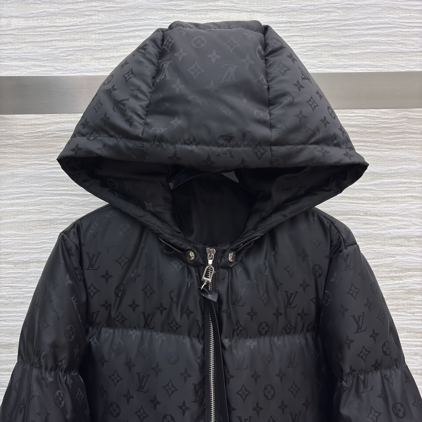 L家暗纹满印连帽羽绒服 自带高阶感 黑系长款羽绒服裹住秋冬暖意 白色利落干净 连帽拉链设计利落又防风 鸭