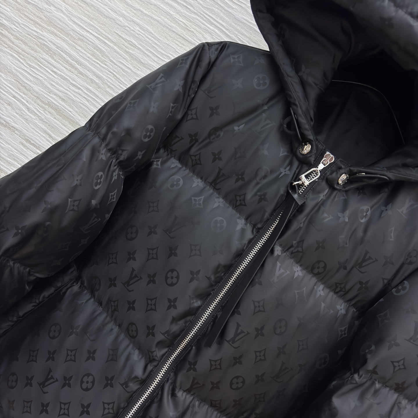 L家暗纹满印连帽羽绒服 自带高阶感 黑系长款羽绒服裹住秋冬暖意 白色利落干净 连帽拉链设计利落又防风 鸭