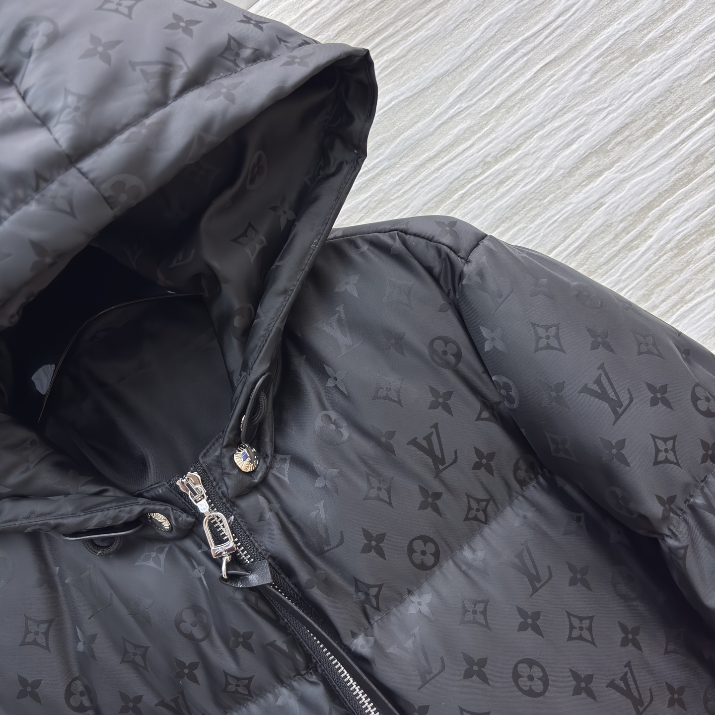 L家暗纹满印连帽羽绒服 自带高阶感 黑系长款羽绒服裹住秋冬暖意 白色利落干净 连帽拉链设计利落又防风 鸭