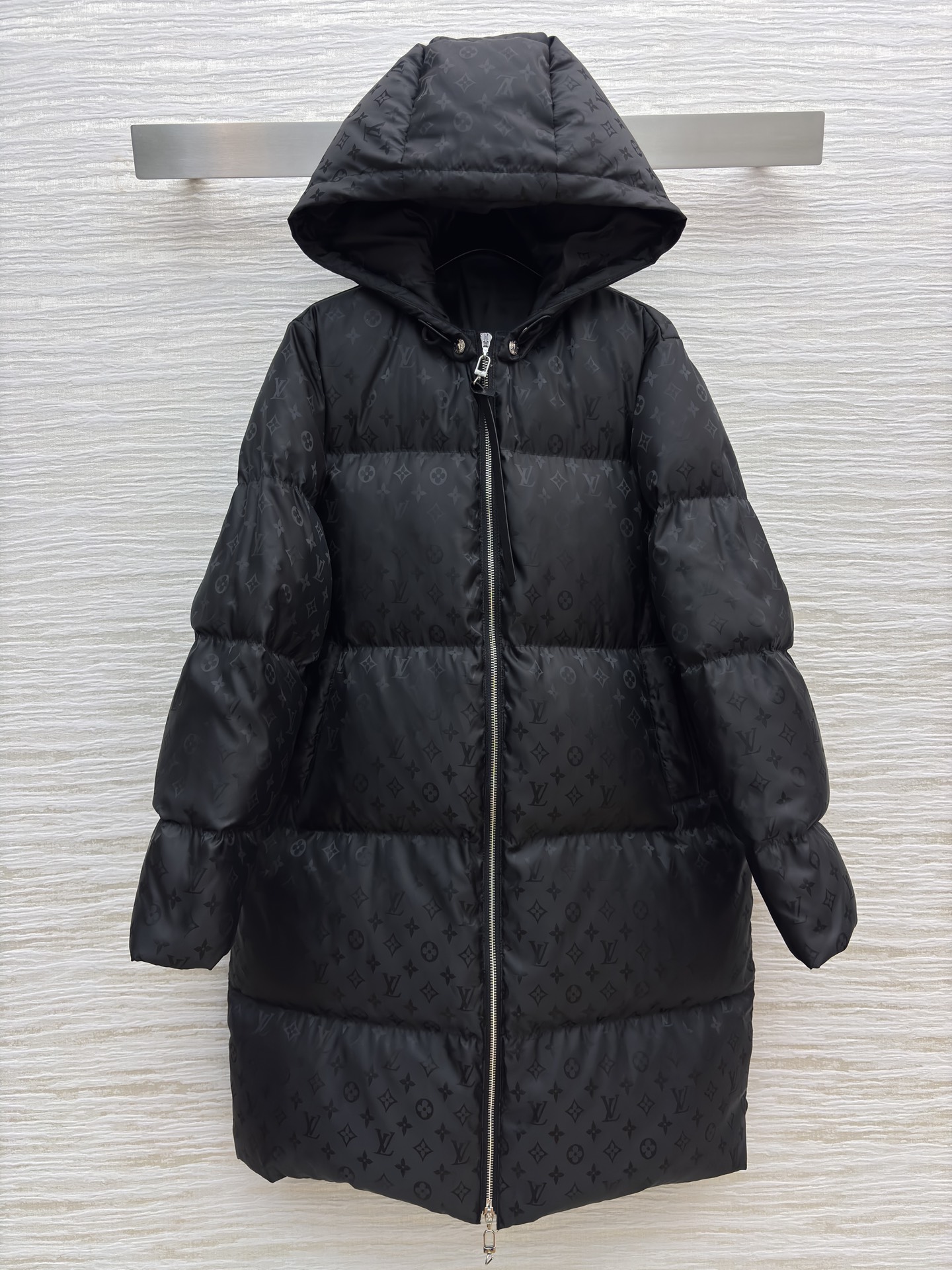 L家暗纹满印连帽羽绒服 自带高阶感 黑系长款羽绒服裹住秋冬暖意 白色利落干净 连帽拉链设计利落又防风 鸭