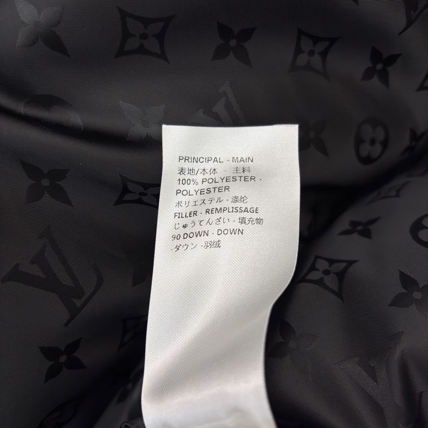 L家暗纹满印连帽羽绒服 自带高阶感 黑系长款羽绒服裹住秋冬暖意 白色利落干净 连帽拉链设计利落又防风 鸭