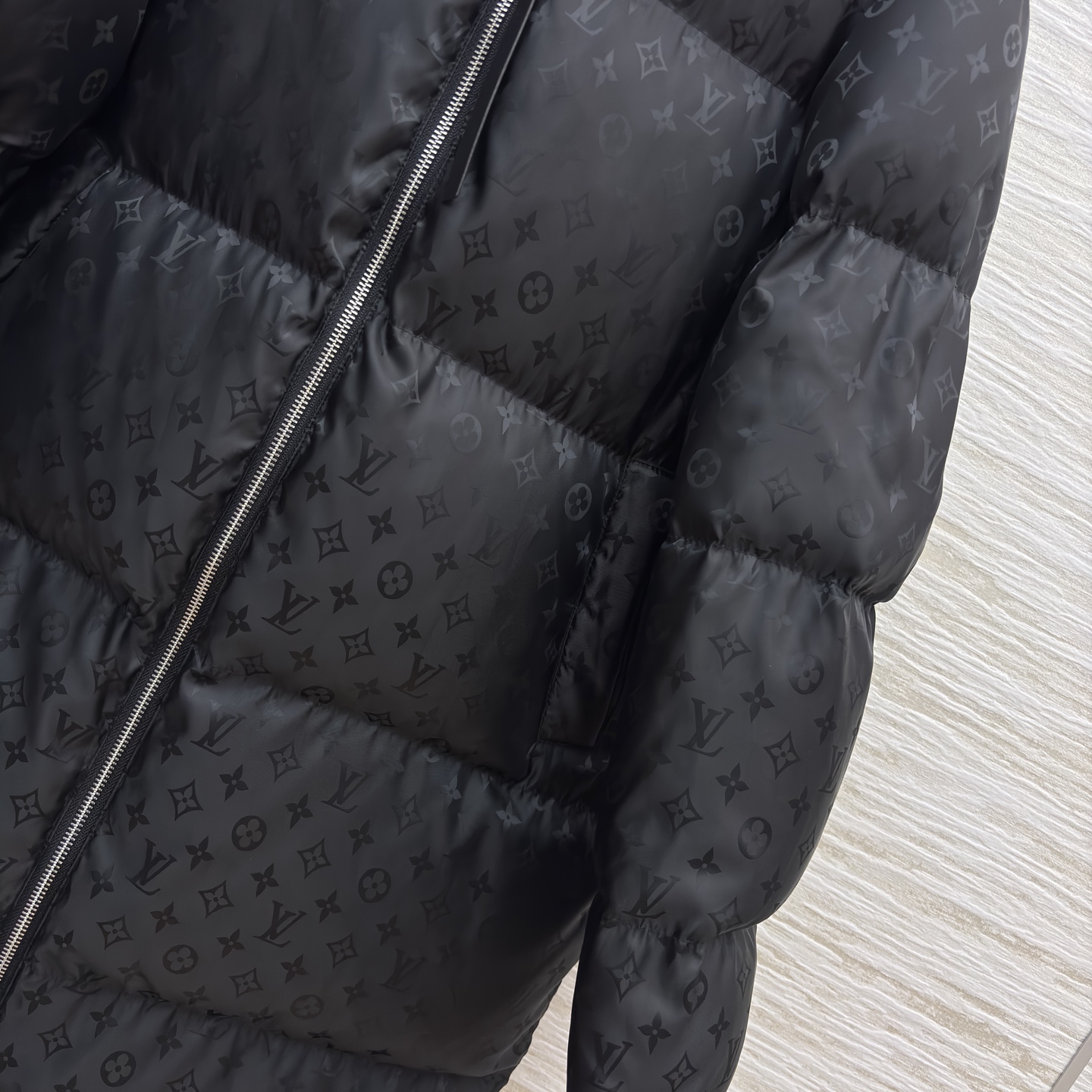 L家暗纹满印连帽羽绒服 自带高阶感 黑系长款羽绒服裹住秋冬暖意 白色利落干净 连帽拉链设计利落又防风 鸭