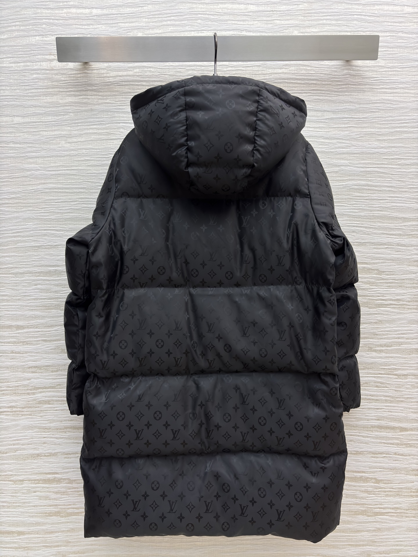 L家暗纹满印连帽羽绒服 自带高阶感 黑系长款羽绒服裹住秋冬暖意 白色利落干净 连帽拉链设计利落又防风 鸭