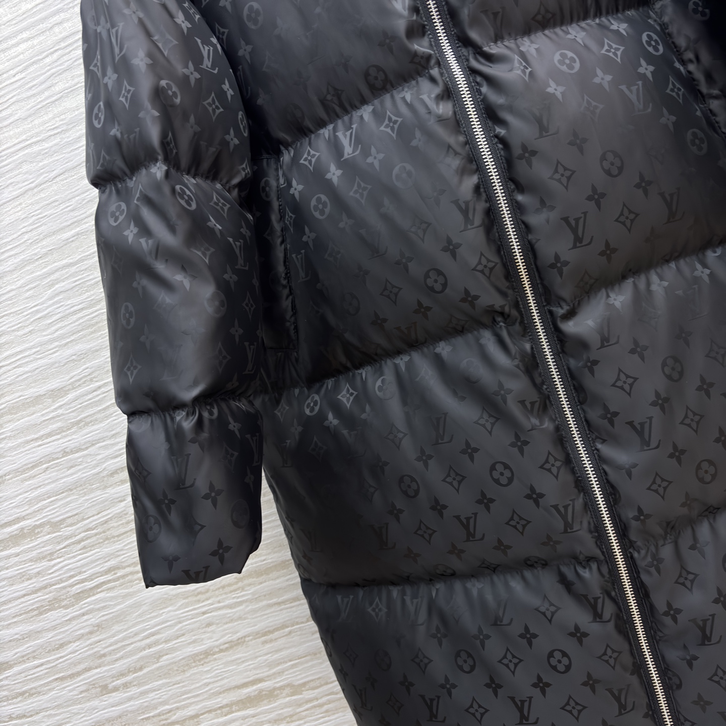 L家暗纹满印连帽羽绒服 自带高阶感 黑系长款羽绒服裹住秋冬暖意 白色利落干净 连帽拉链设计利落又防风 鸭