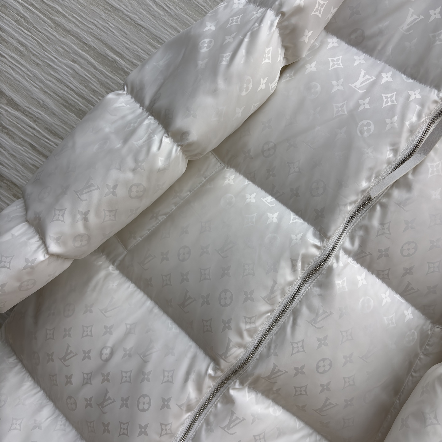 L家暗纹满印连帽羽绒服 自带高阶感 黑系长款羽绒服裹住秋冬暖意 白色利落干净 连帽拉链设计利落又防风 鸭