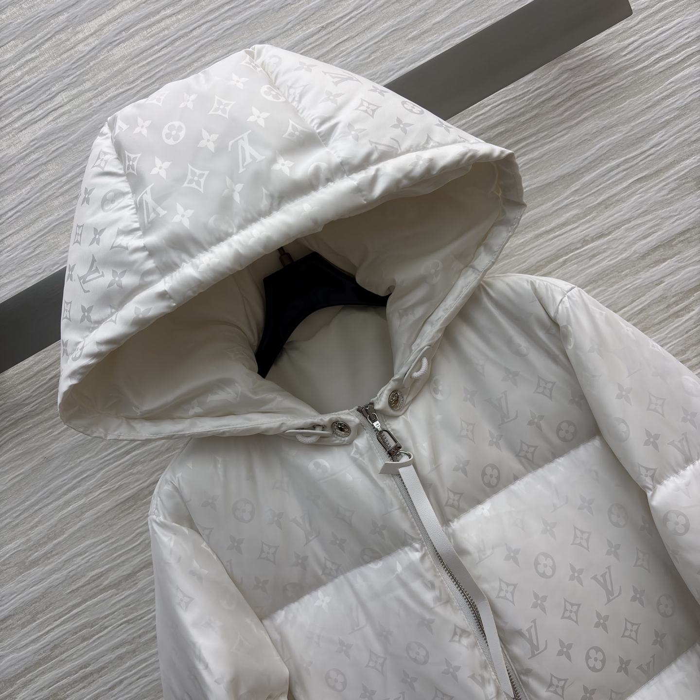 L家暗纹满印连帽羽绒服 自带高阶感 黑系长款羽绒服裹住秋冬暖意 白色利落干净 连帽拉链设计利落又防风 鸭