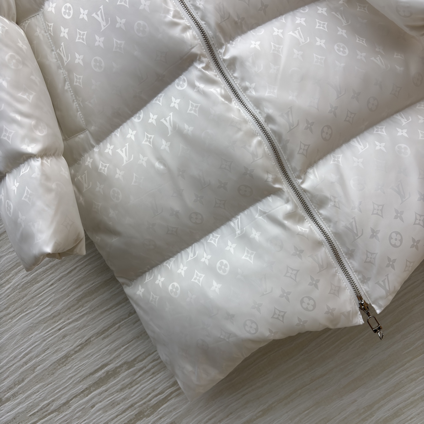 L家暗纹满印连帽羽绒服 自带高阶感 黑系长款羽绒服裹住秋冬暖意 白色利落干净 连帽拉链设计利落又防风 鸭