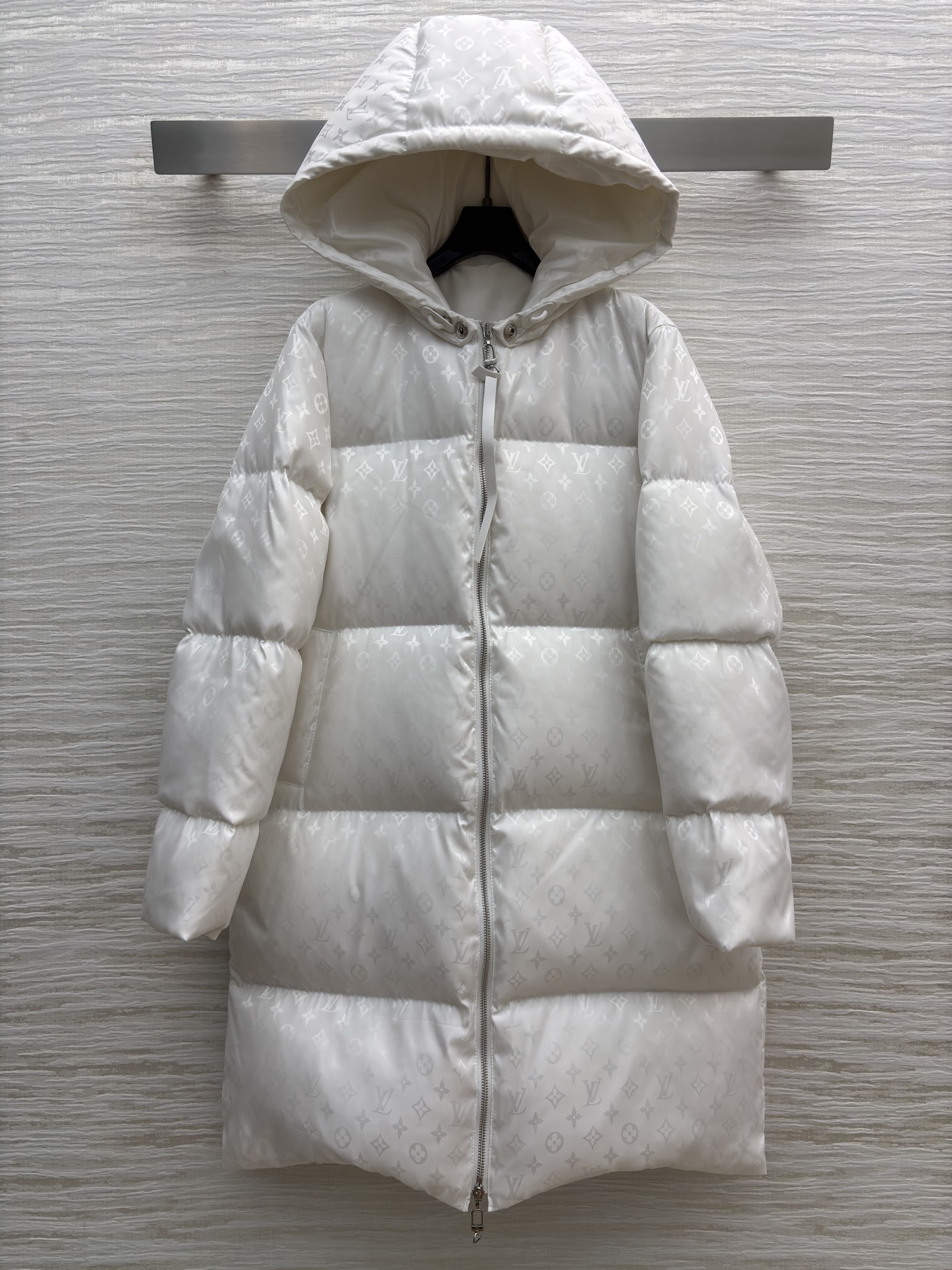 L家暗纹满印连帽羽绒服 自带高阶感 黑系长款羽绒服裹住秋冬暖意 白色利落干净 连帽拉链设计利落又防风 鸭