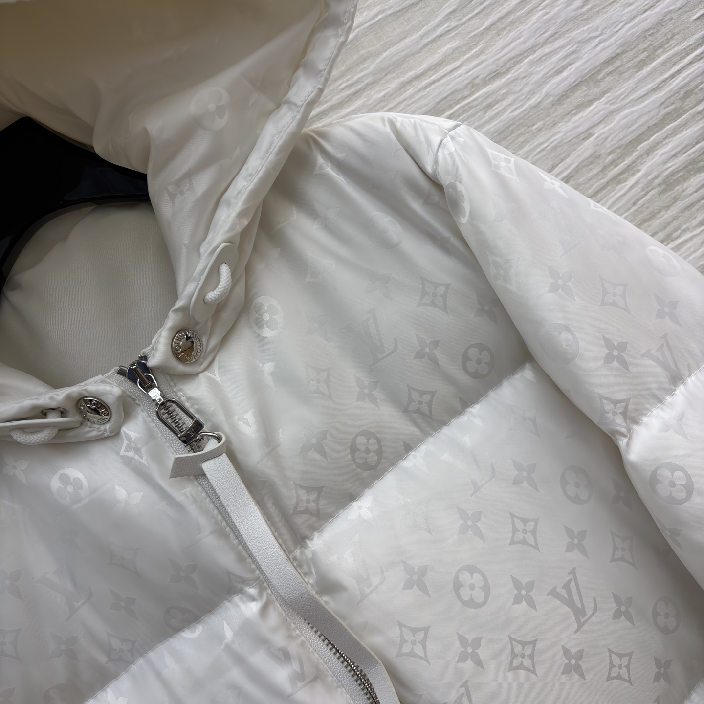 L家暗纹满印连帽羽绒服 自带高阶感 黑系长款羽绒服裹住秋冬暖意 白色利落干净 连帽拉链设计利落又防风 鸭