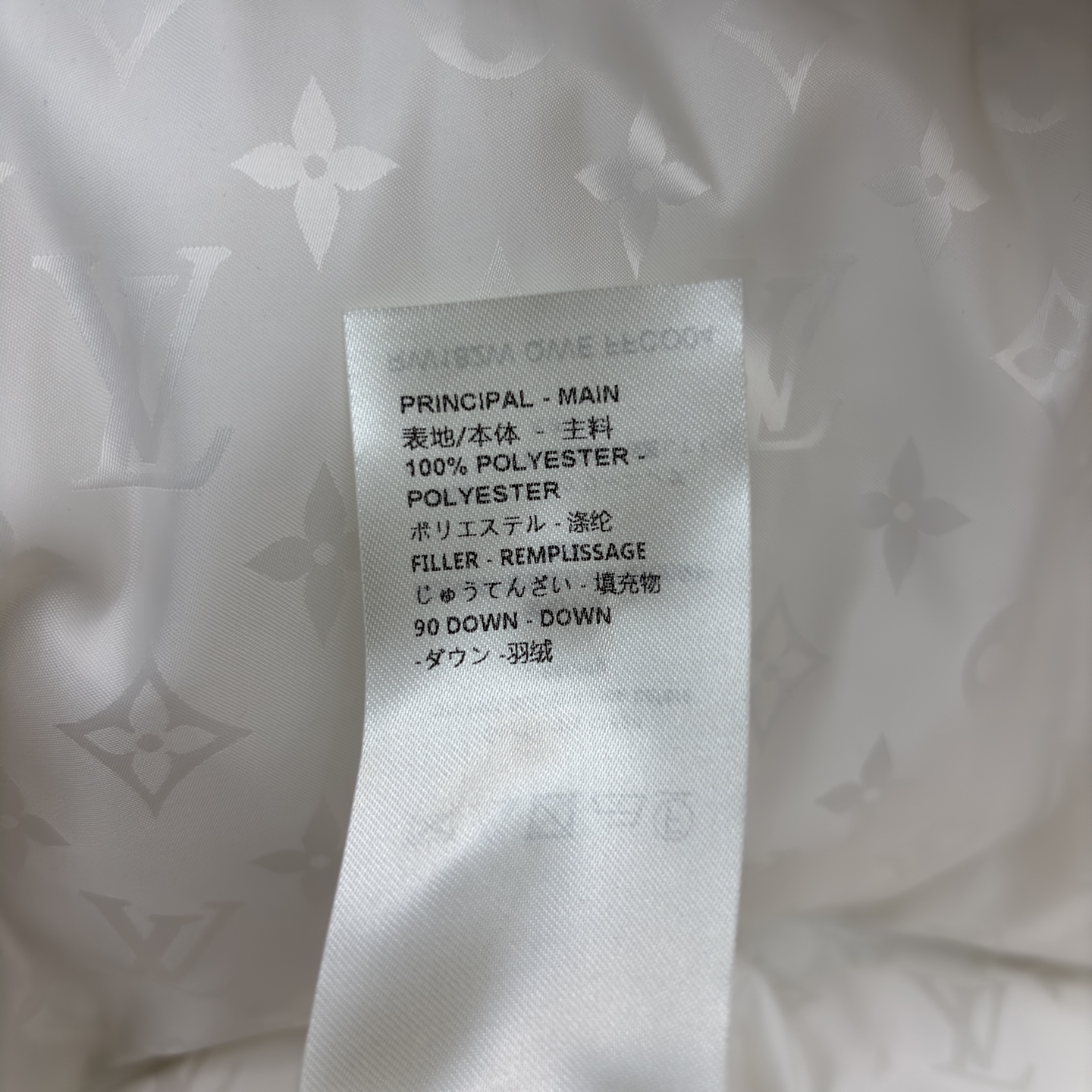 L家暗纹满印连帽羽绒服 自带高阶感 黑系长款羽绒服裹住秋冬暖意 白色利落干净 连帽拉链设计利落又防风 鸭