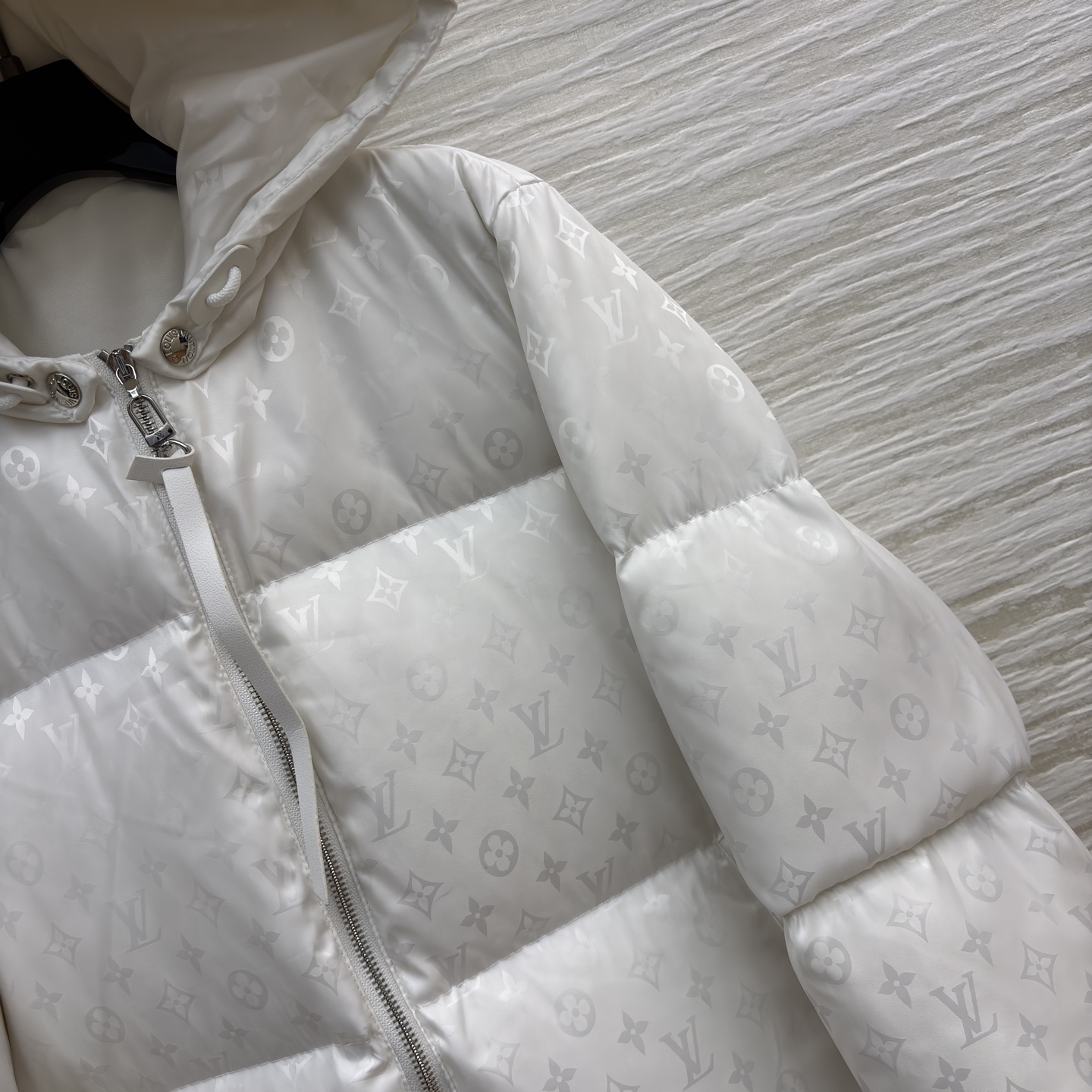 L家暗纹满印连帽羽绒服 自带高阶感 黑系长款羽绒服裹住秋冬暖意 白色利落干净 连帽拉链设计利落又防风 鸭