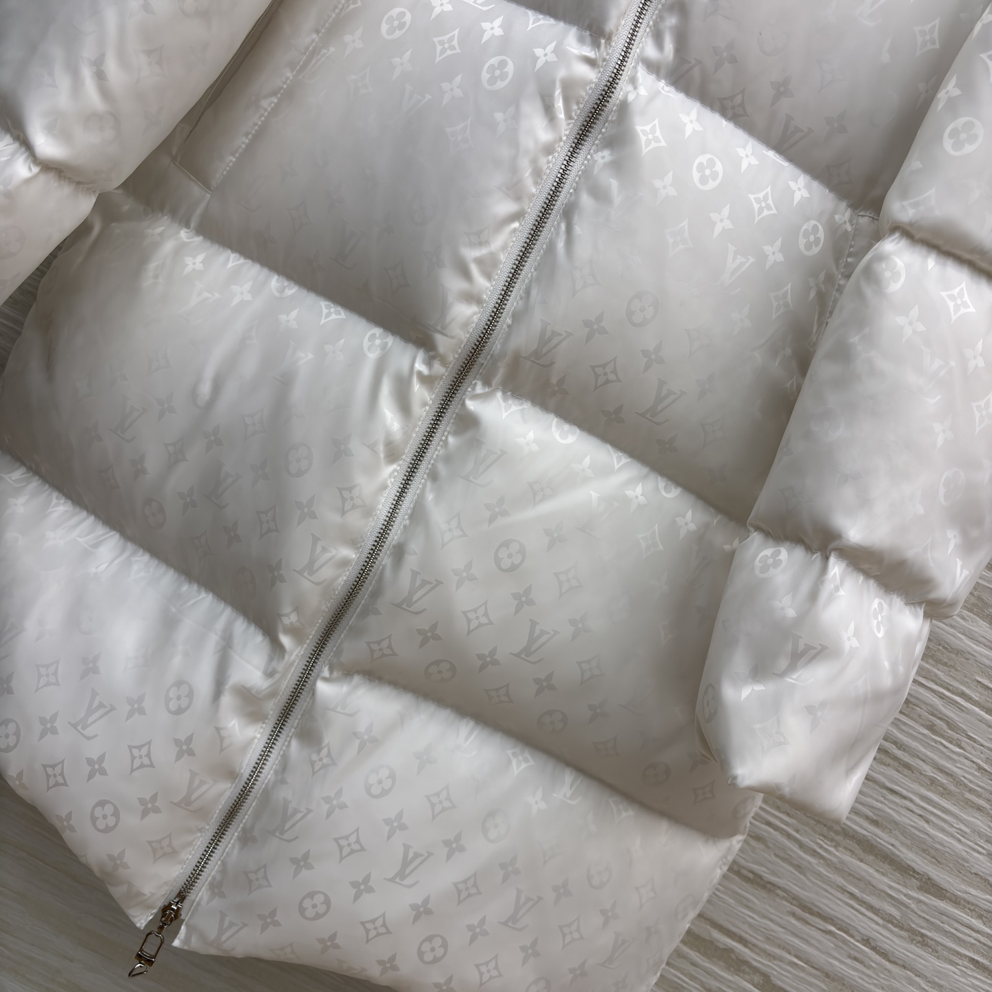 L家暗纹满印连帽羽绒服 自带高阶感 黑系长款羽绒服裹住秋冬暖意 白色利落干净 连帽拉链设计利落又防风 鸭