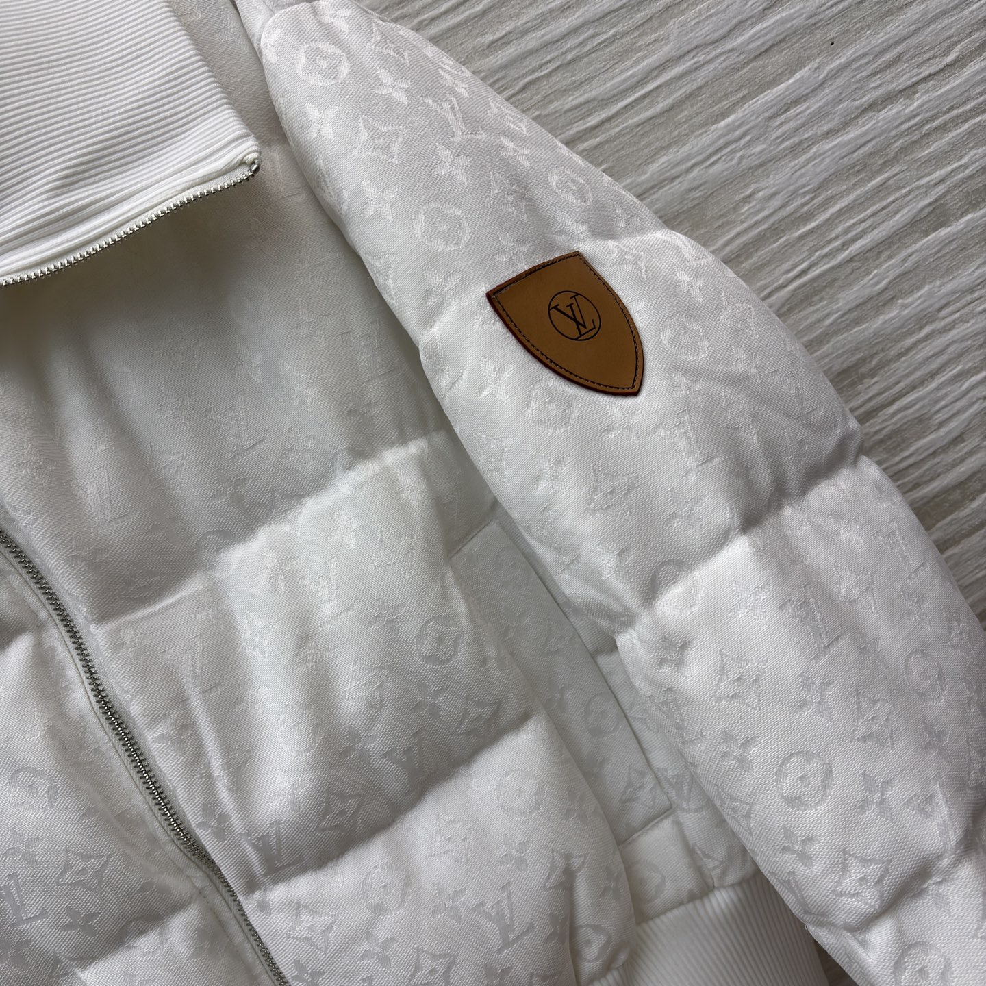 L家翻领羽绒服 满印暗纹低调显贵 翻领罗纹边自带松弛氛围感 鹅绒填充轻暖不压身 袖口小标细节戳中精致控 