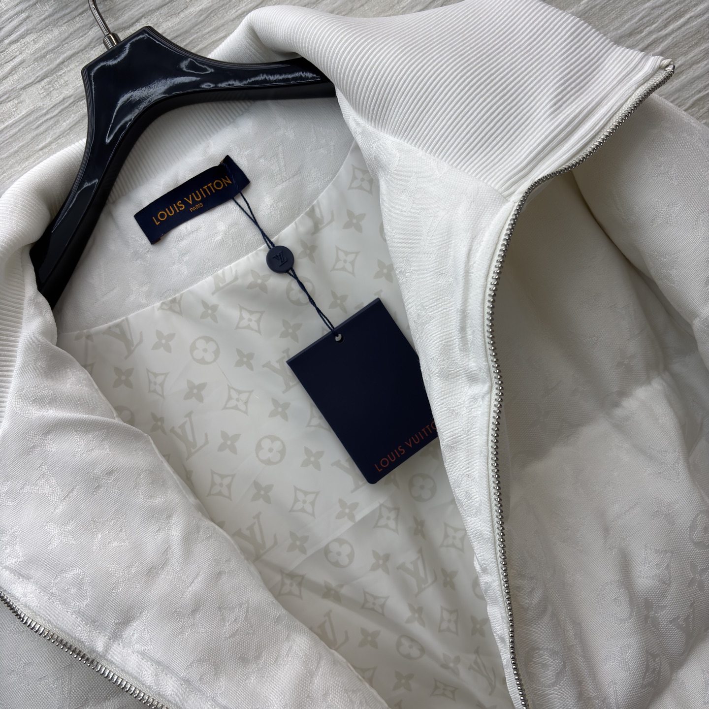 L家翻领羽绒服 满印暗纹低调显贵 翻领罗纹边自带松弛氛围感 鹅绒填充轻暖不压身 袖口小标细节戳中精致控 