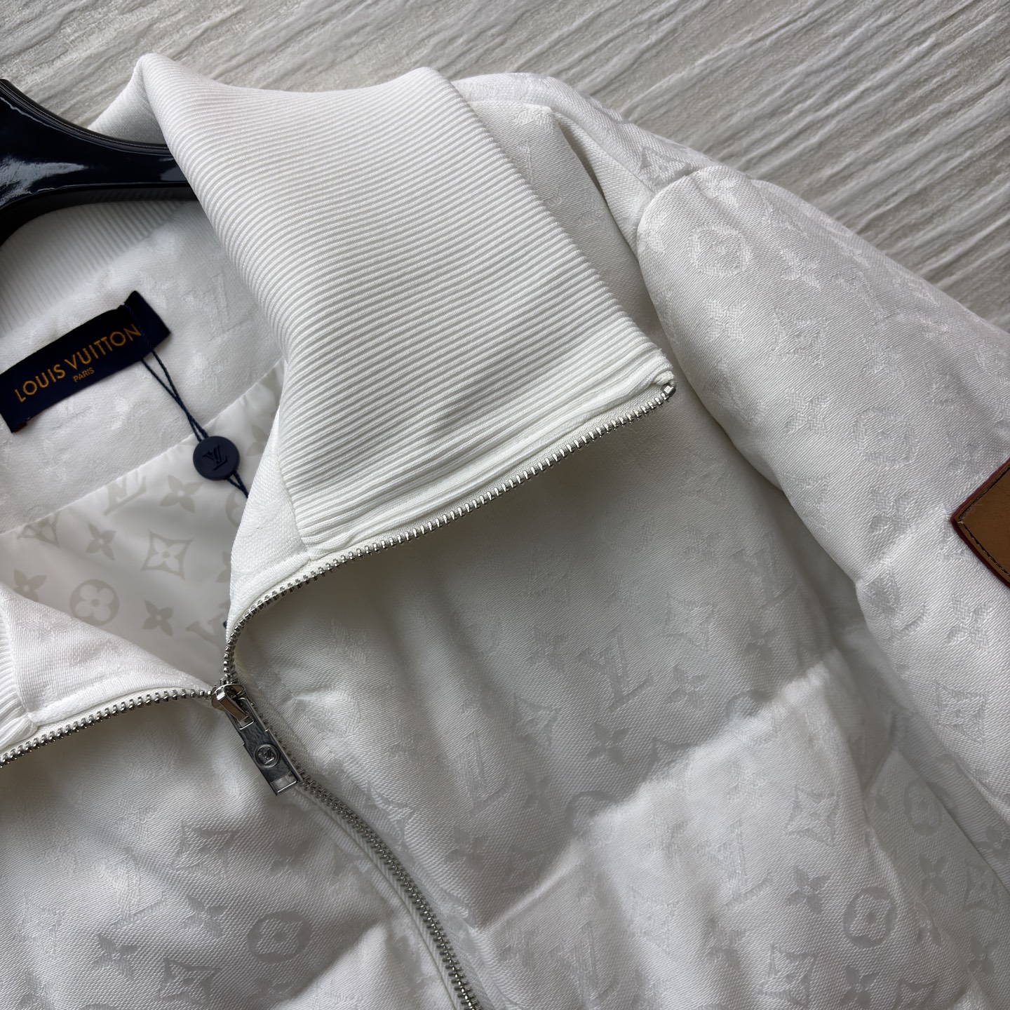 L家翻领羽绒服 满印暗纹低调显贵 翻领罗纹边自带松弛氛围感 鹅绒填充轻暖不压身 袖口小标细节戳中精致控 