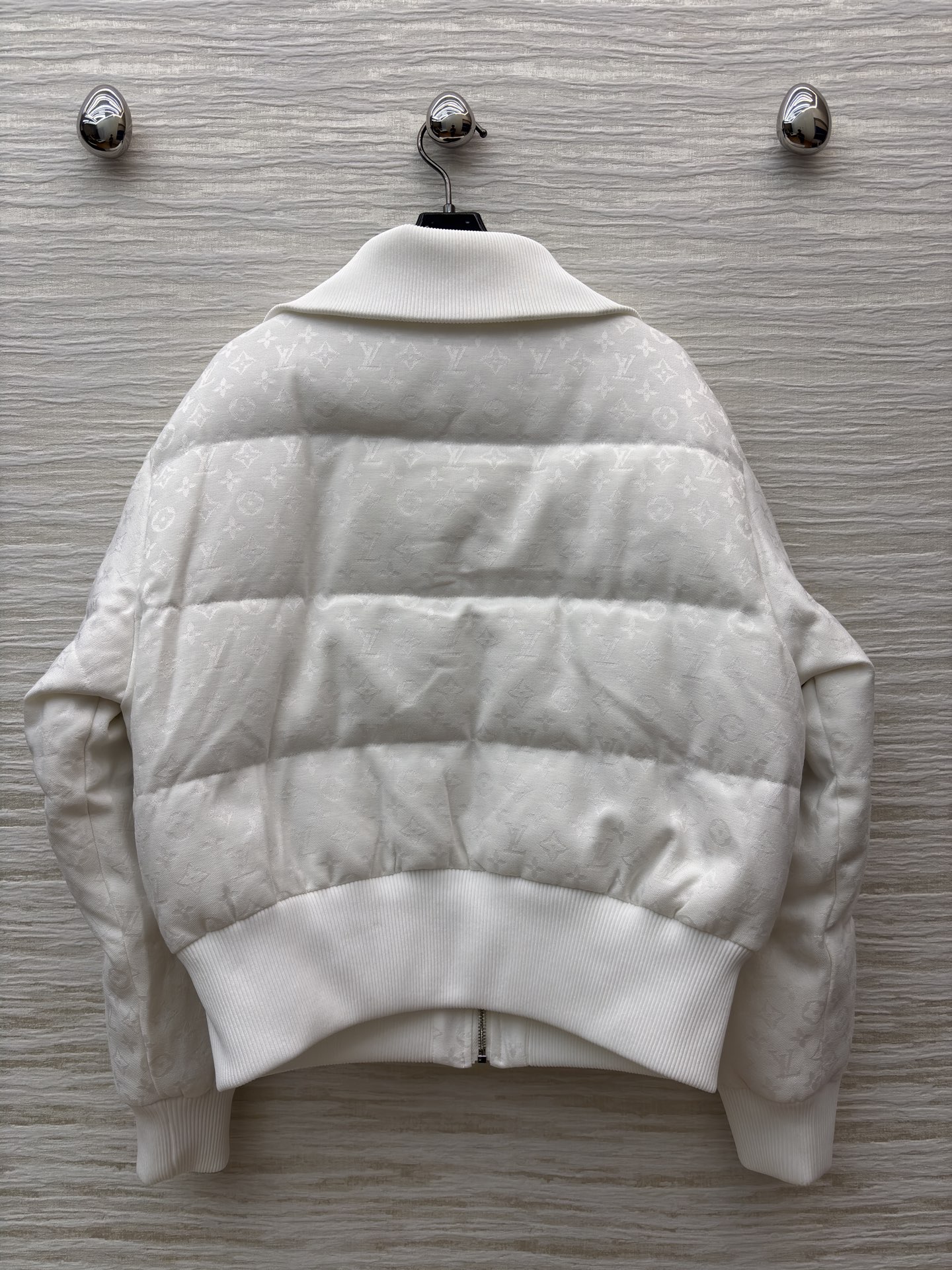 L家翻领羽绒服 满印暗纹低调显贵 翻领罗纹边自带松弛氛围感 鹅绒填充轻暖不压身 袖口小标细节戳中精致控 