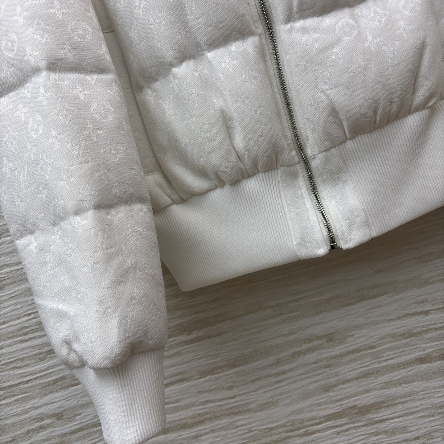 L家翻领羽绒服 满印暗纹低调显贵 翻领罗纹边自带松弛氛围感 鹅绒填充轻暖不压身 袖口小标细节戳中精致控 