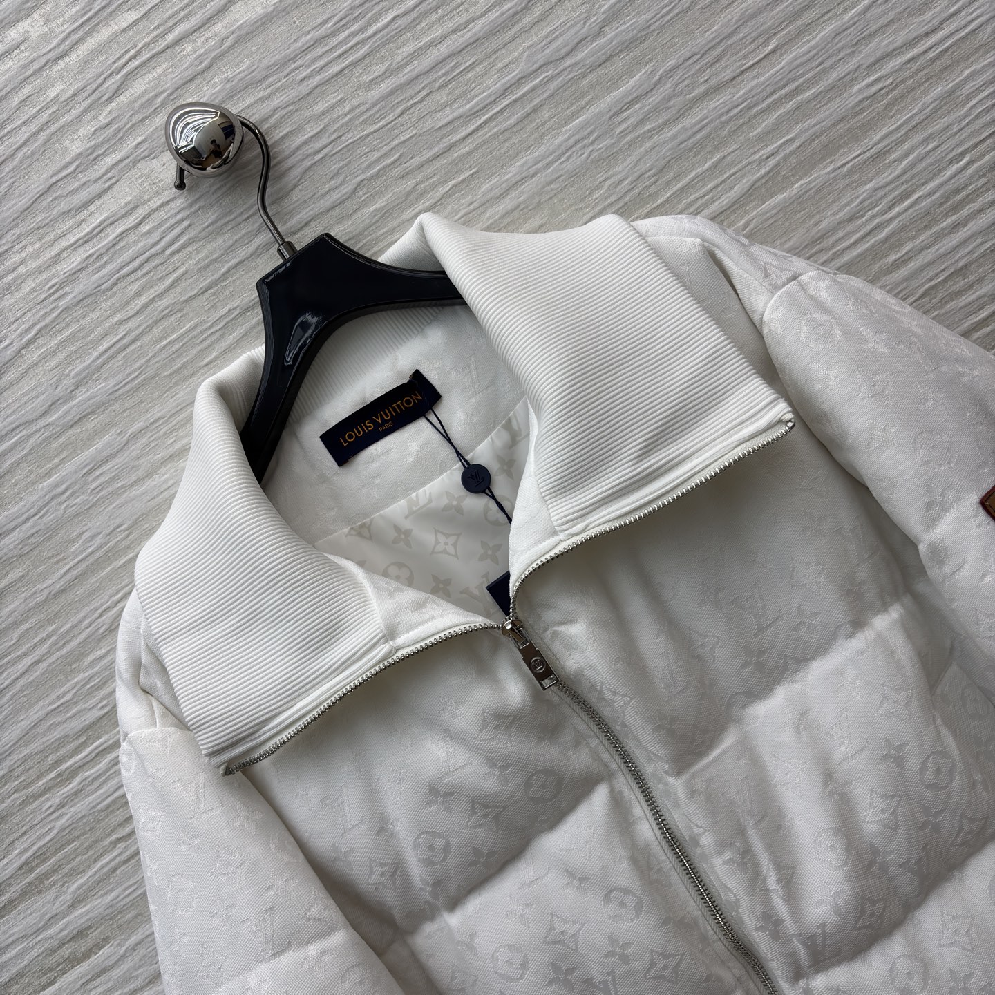 L家翻领羽绒服 满印暗纹低调显贵 翻领罗纹边自带松弛氛围感 鹅绒填充轻暖不压身 袖口小标细节戳中精致控 