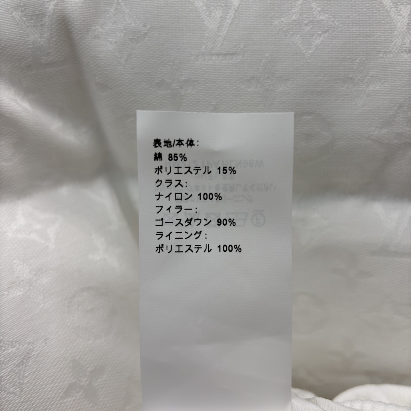 L家翻领羽绒服 满印暗纹低调显贵 翻领罗纹边自带松弛氛围感 鹅绒填充轻暖不压身 袖口小标细节戳中精致控 