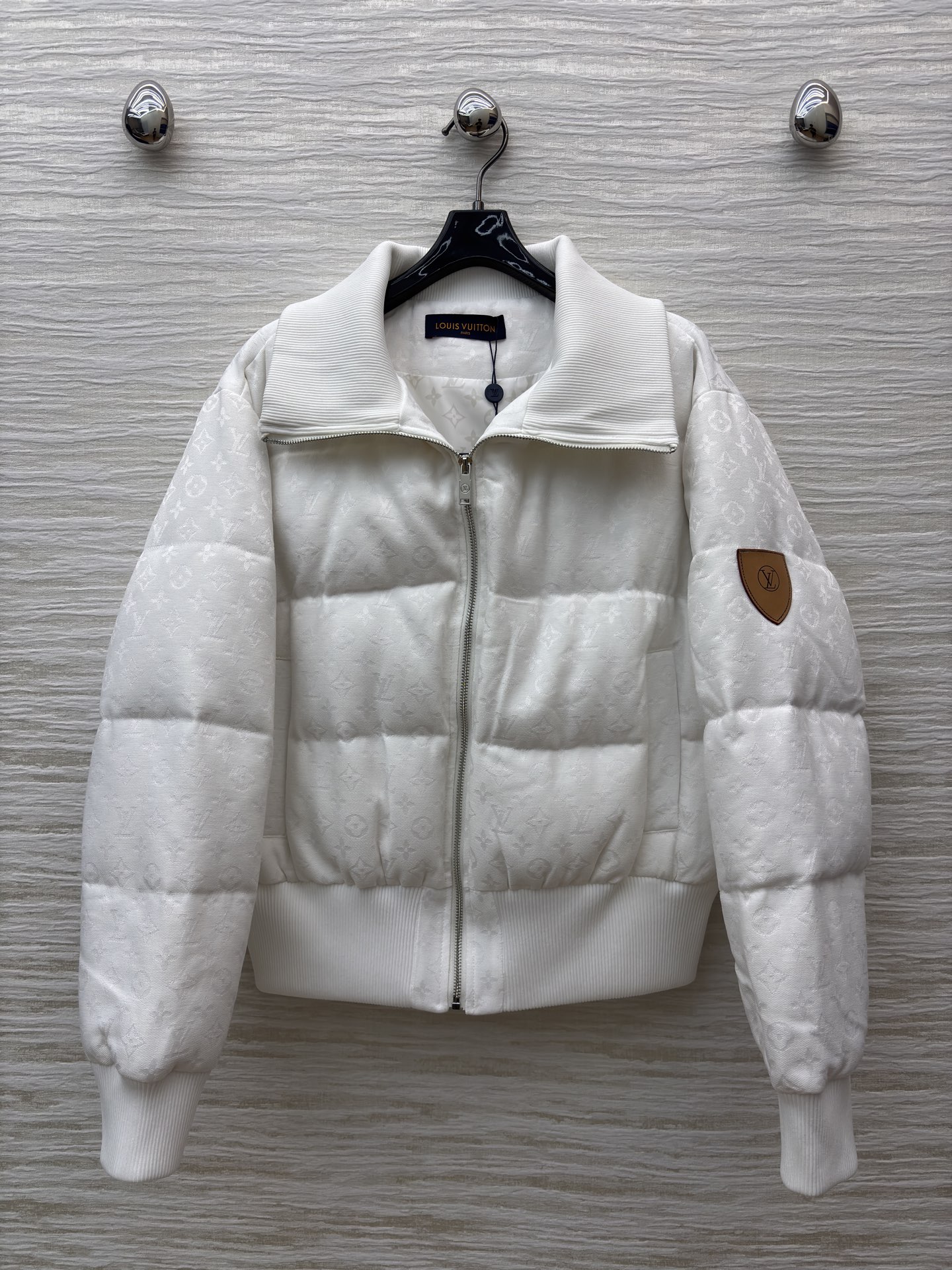 L家翻领羽绒服 满印暗纹低调显贵 翻领罗纹边自带松弛氛围感 鹅绒填充轻暖不压身 袖口小标细节戳中精致控 