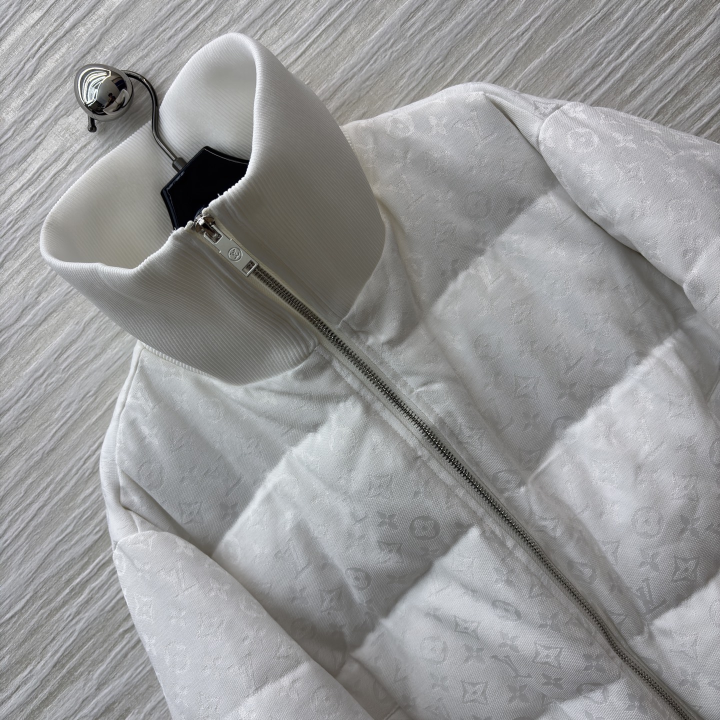 L家翻领羽绒服 满印暗纹低调显贵 翻领罗纹边自带松弛氛围感 鹅绒填充轻暖不压身 袖口小标细节戳中精致控 