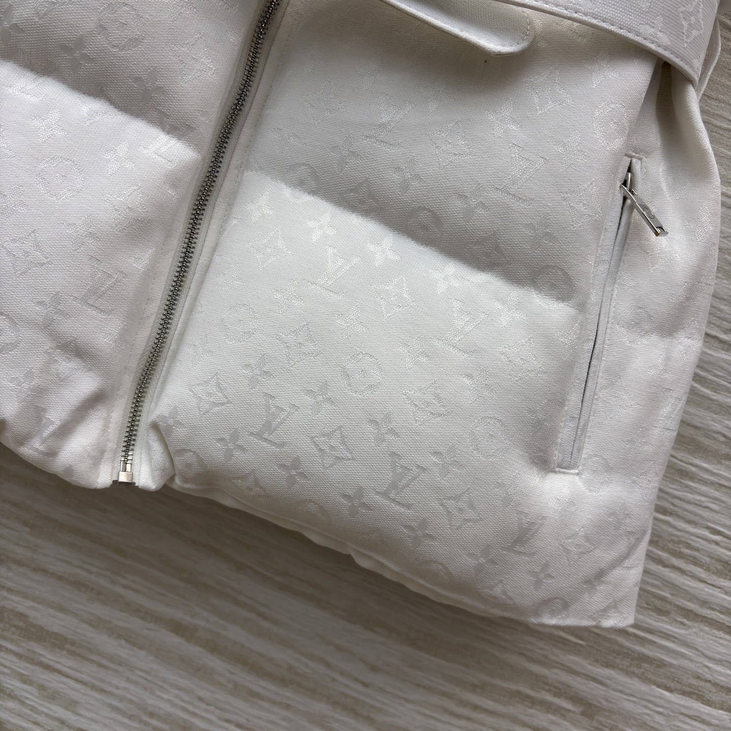 L家立领羽绒马甲 直接把冬日精致感拉满！满印暗纹低调显贵 立领收腰腰带恰到好处勾勒线条 鹅绒填充轻暖不臃