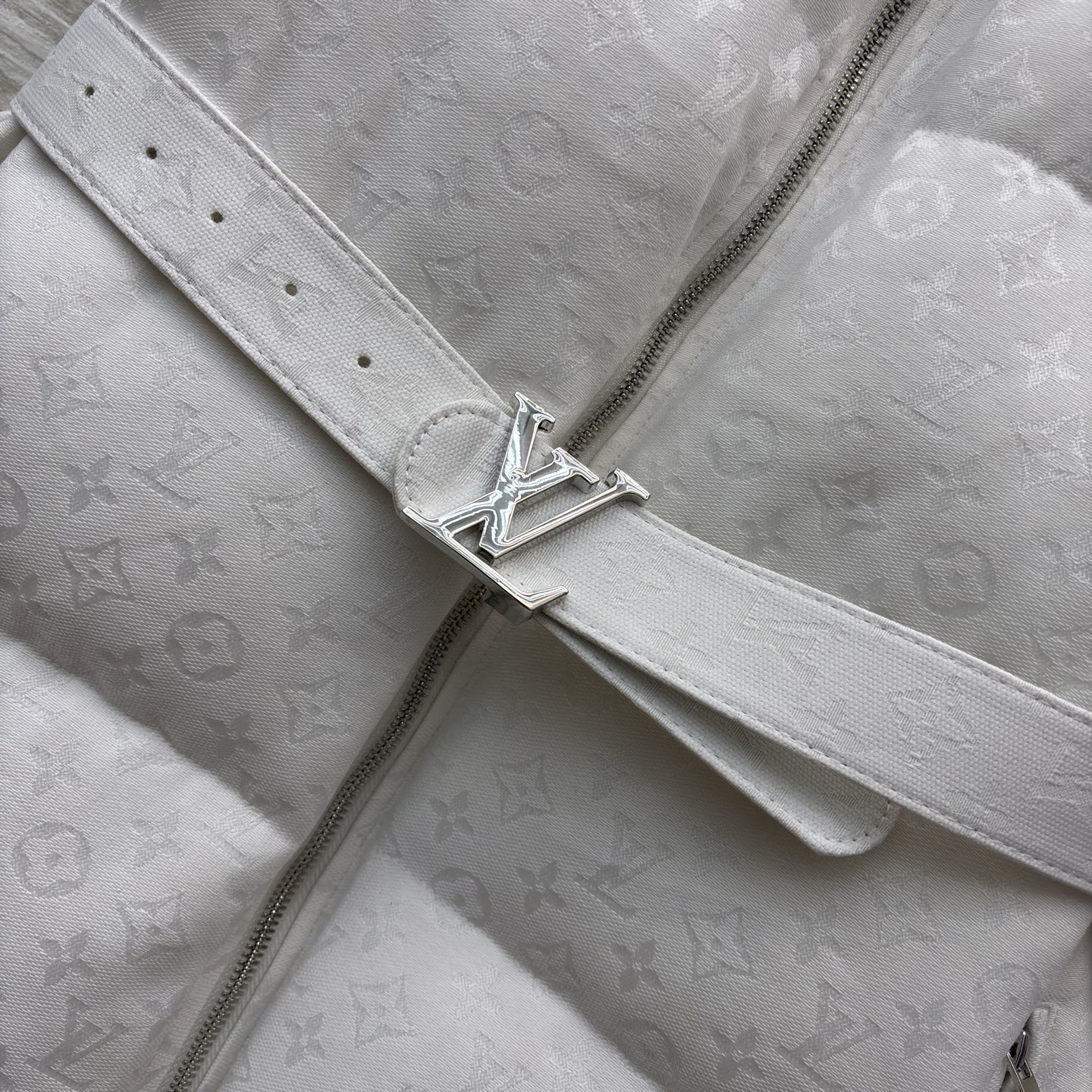 L家立领羽绒马甲 直接把冬日精致感拉满！满印暗纹低调显贵 立领收腰腰带恰到好处勾勒线条 鹅绒填充轻暖不臃