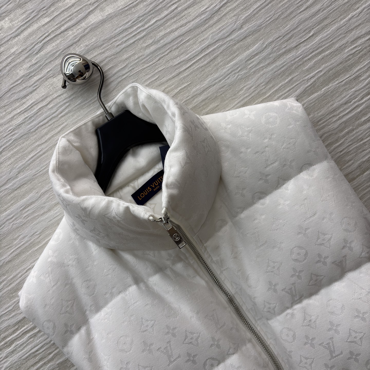 L家立领羽绒马甲 直接把冬日精致感拉满！满印暗纹低调显贵 立领收腰腰带恰到好处勾勒线条 鹅绒填充轻暖不臃