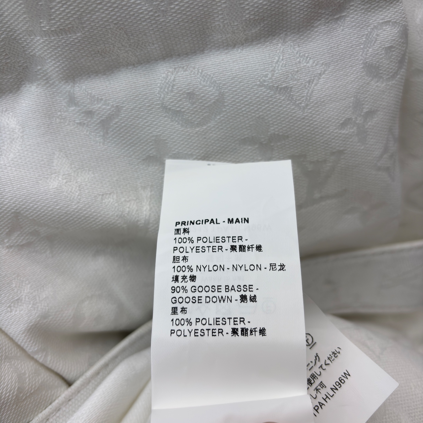 L家立领羽绒马甲 直接把冬日精致感拉满！满印暗纹低调显贵 立领收腰腰带恰到好处勾勒线条 鹅绒填充轻暖不臃