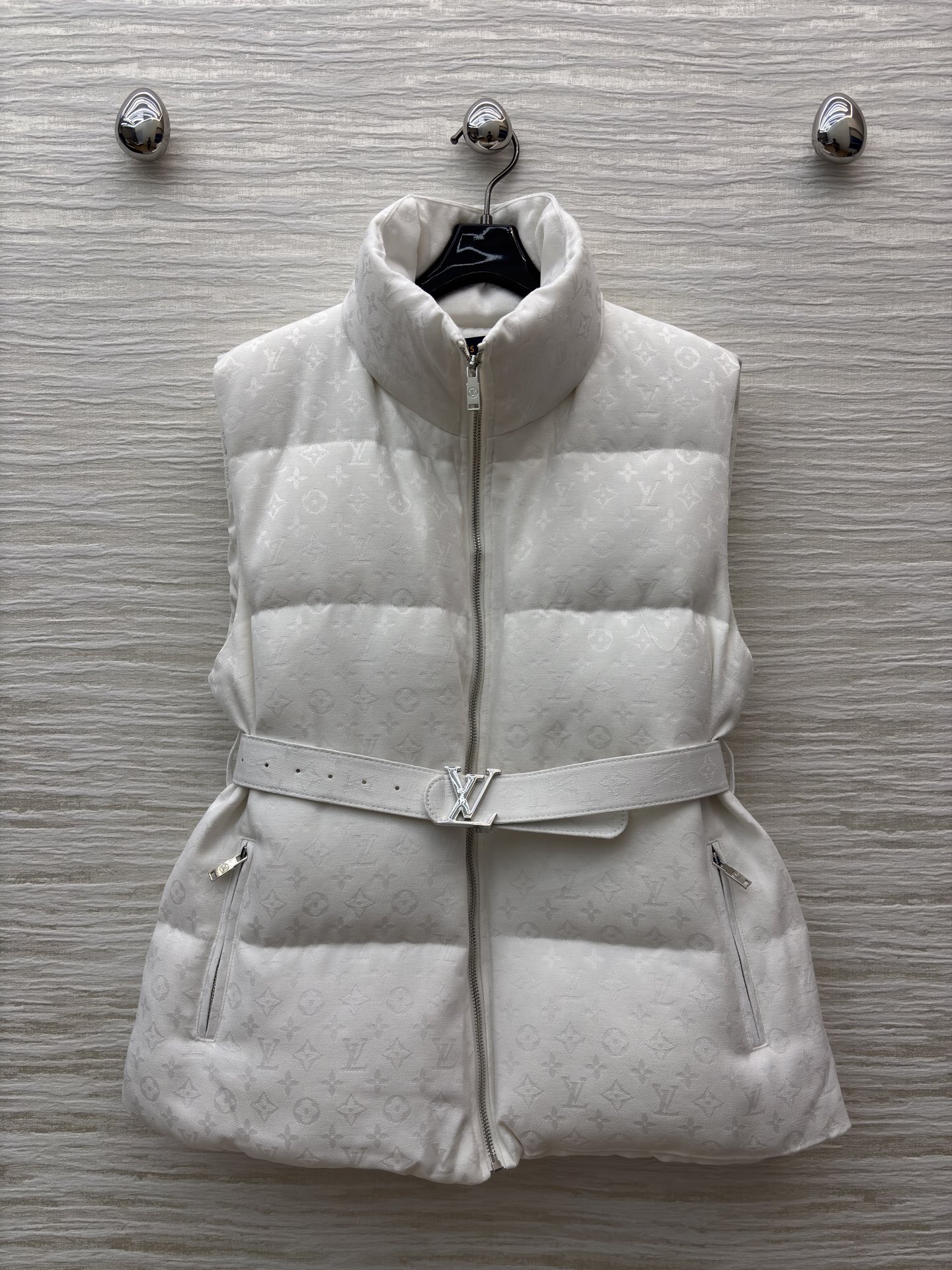 L家立领羽绒马甲 直接把冬日精致感拉满！满印暗纹低调显贵 立领收腰腰带恰到好处勾勒线条 鹅绒填充轻暖不臃