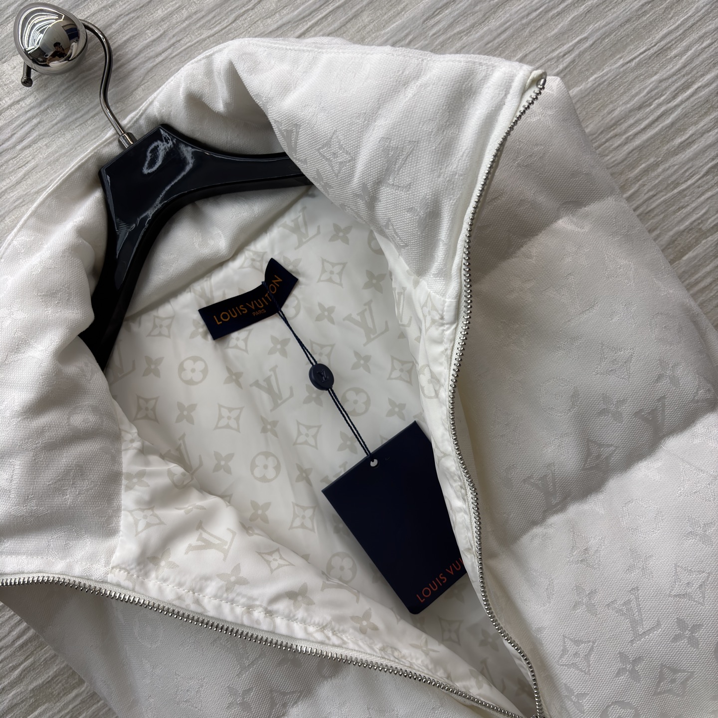 L家立领羽绒马甲 直接把冬日精致感拉满！满印暗纹低调显贵 立领收腰腰带恰到好处勾勒线条 鹅绒填充轻暖不臃