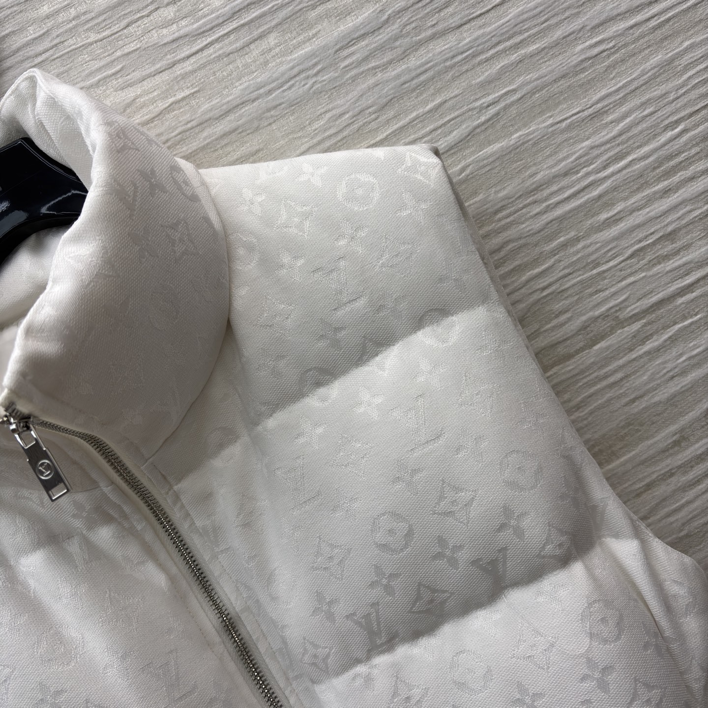 L家立领羽绒马甲 直接把冬日精致感拉满！满印暗纹低调显贵 立领收腰腰带恰到好处勾勒线条 鹅绒填充轻暖不臃