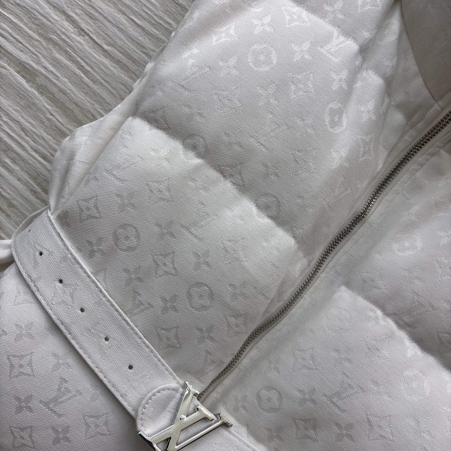 L家立领羽绒马甲 直接把冬日精致感拉满！满印暗纹低调显贵 立领收腰腰带恰到好处勾勒线条 鹅绒填充轻暖不臃