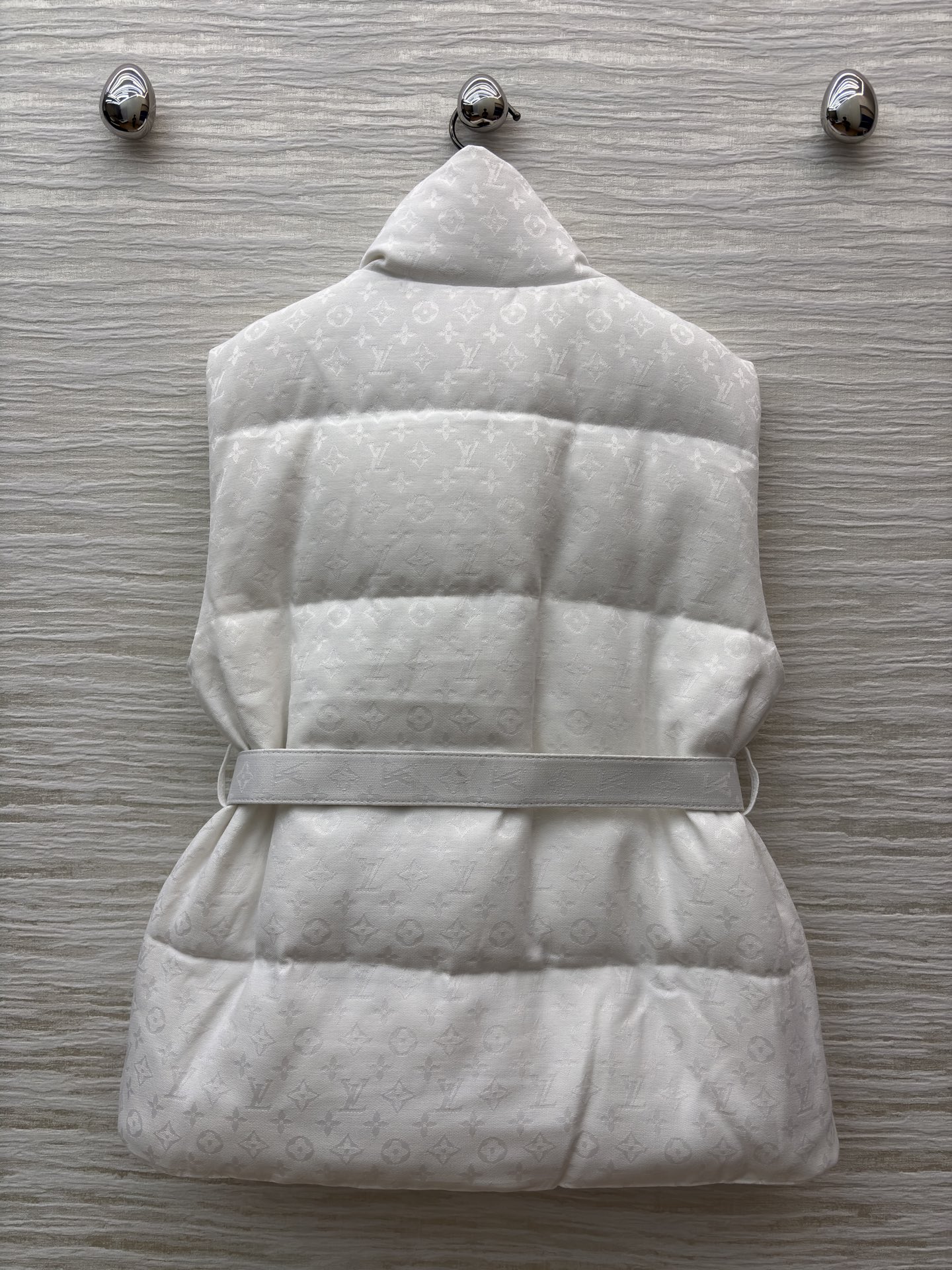 L家立领羽绒马甲 直接把冬日精致感拉满！满印暗纹低调显贵 立领收腰腰带恰到好处勾勒线条 鹅绒填充轻暖不臃