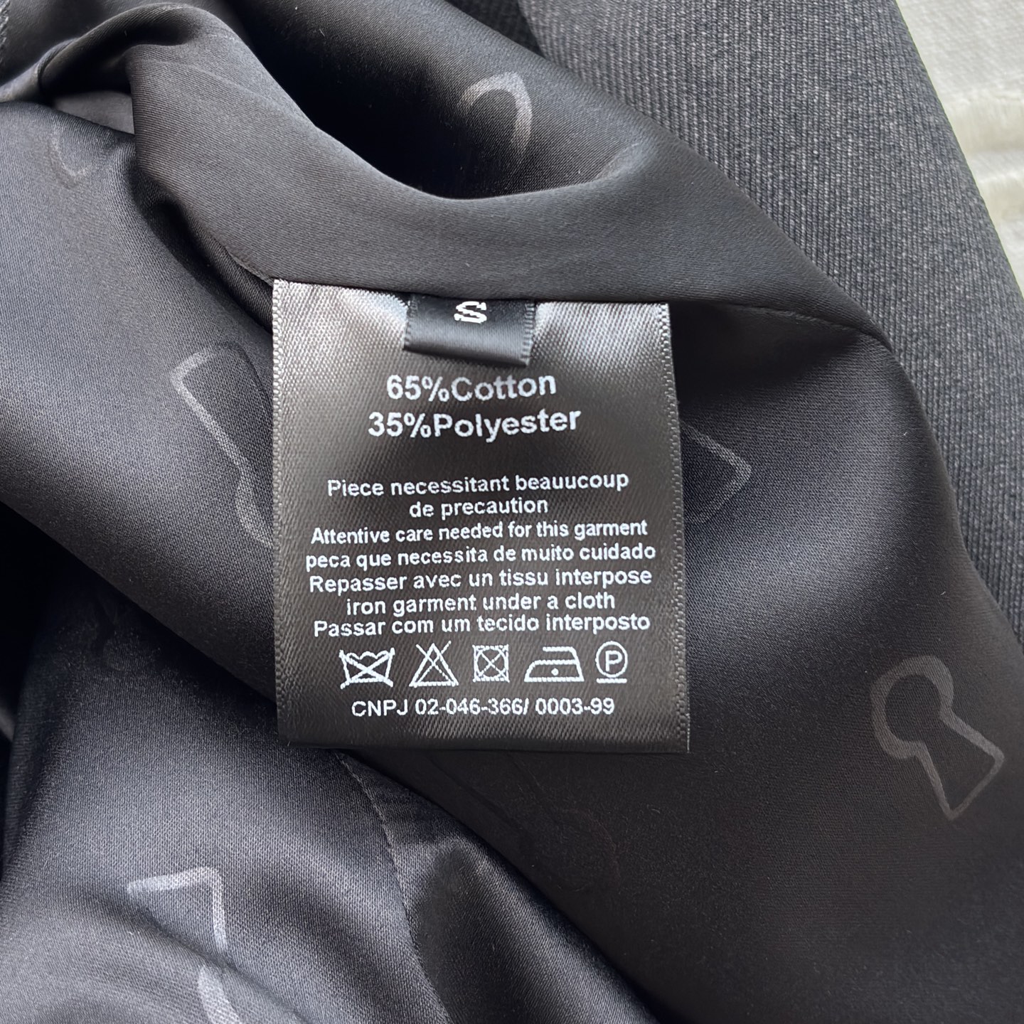 Sch26新款 异形扣炭灰色西装 裹着低调的质感 异形金扣是点睛的锋芒 珍珠缀饰混着金属肌理 把复古学院