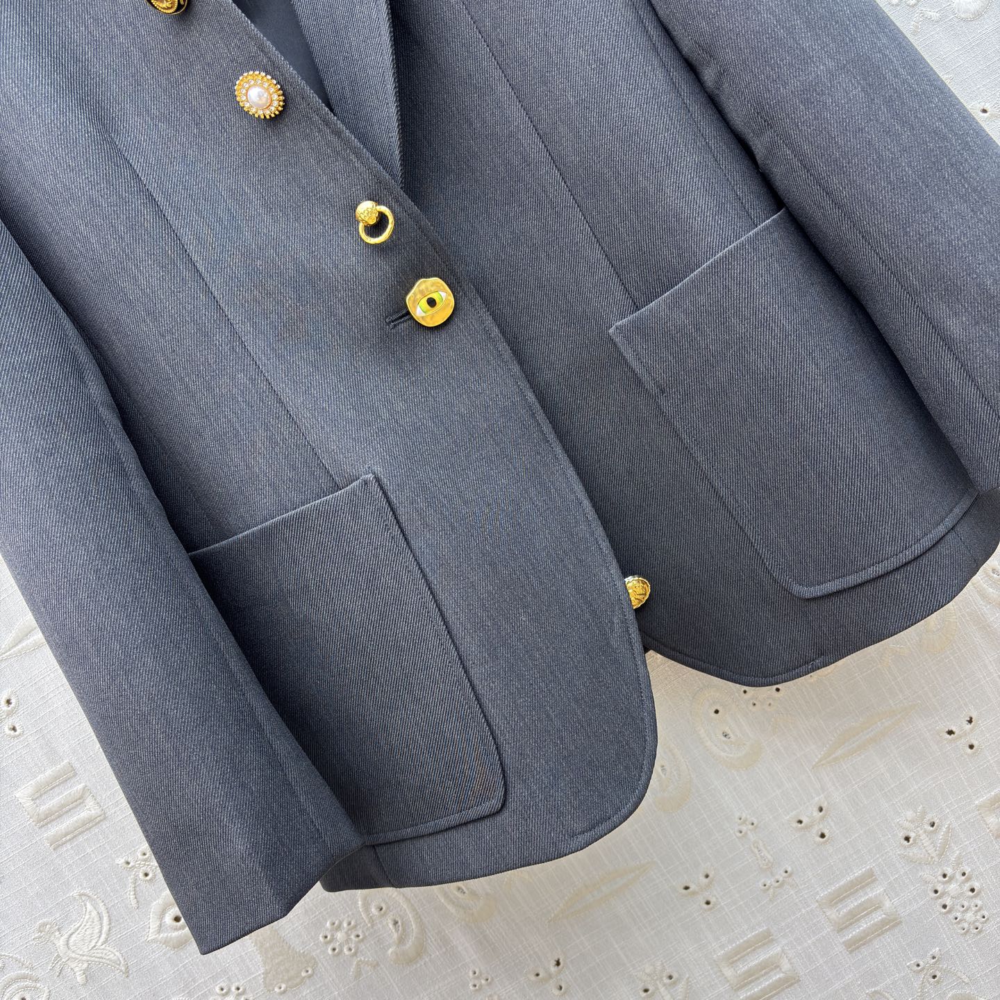 Sch26新款 异形扣炭灰色西装 裹着低调的质感 异形金扣是点睛的锋芒 珍珠缀饰混着金属肌理 把复古学院