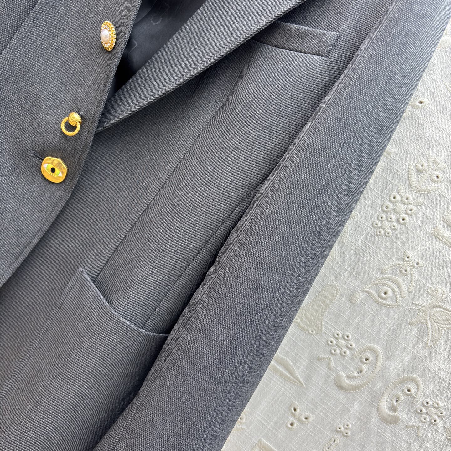 Sch26新款 异形扣炭灰色西装 裹着低调的质感 异形金扣是点睛的锋芒 珍珠缀饰混着金属肌理 把复古学院