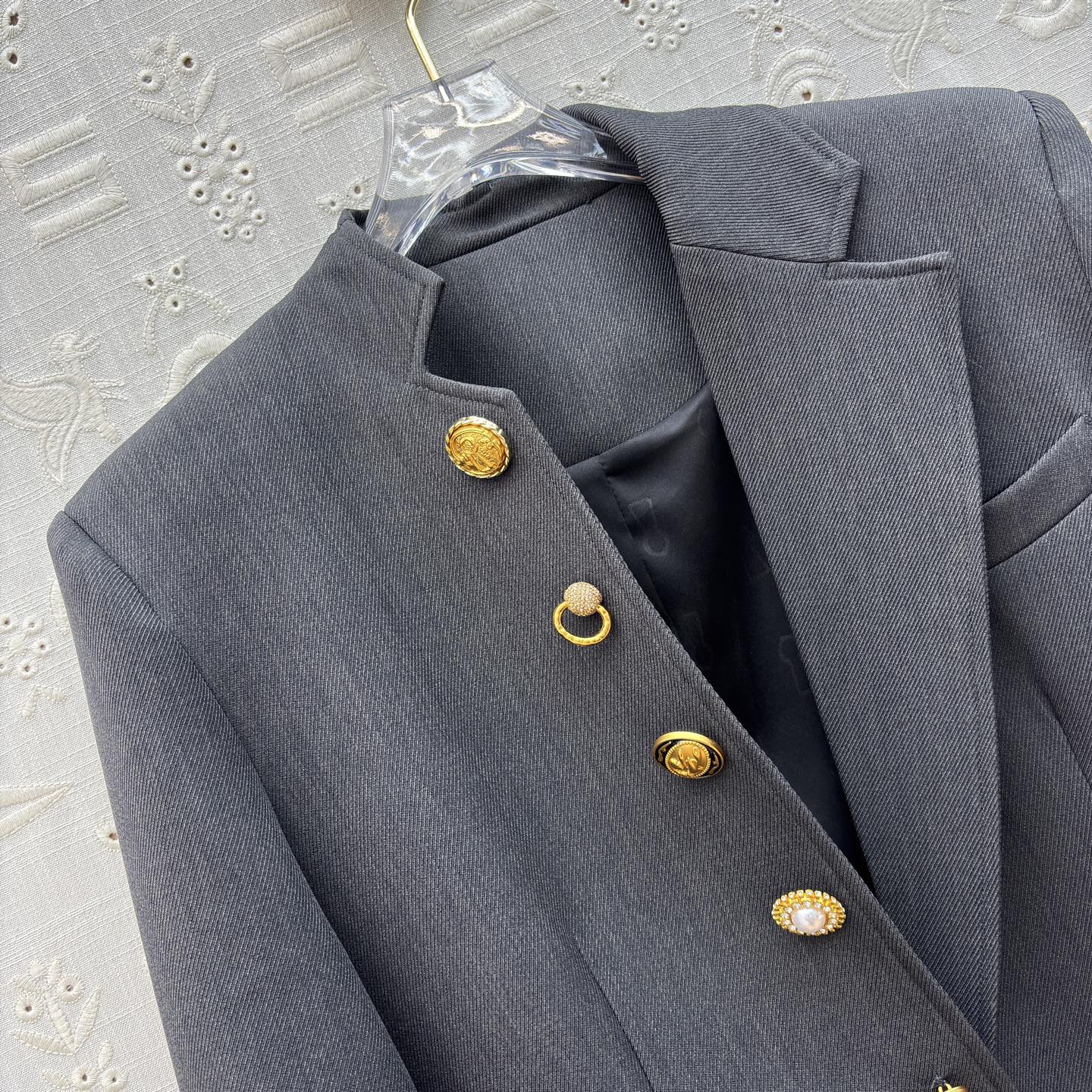 Sch26新款 异形扣炭灰色西装 裹着低调的质感 异形金扣是点睛的锋芒 珍珠缀饰混着金属肌理 把复古学院