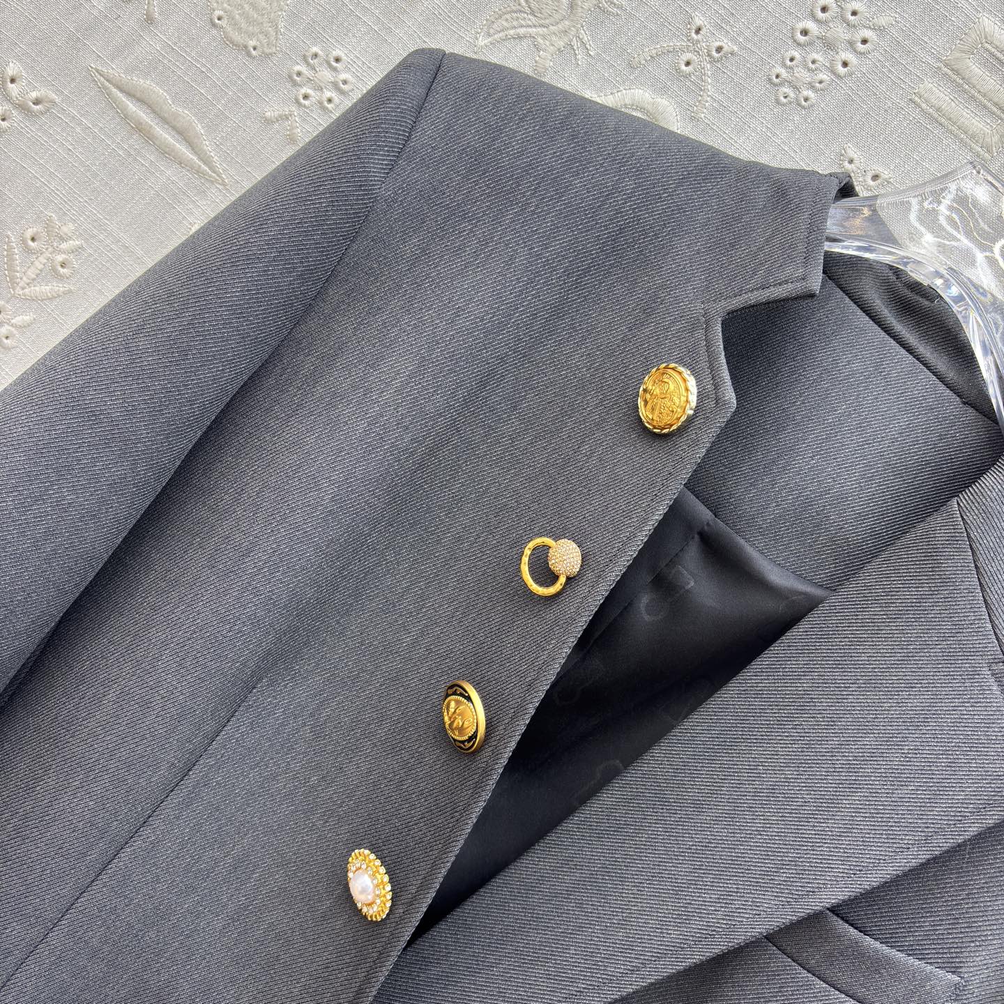 Sch26新款 异形扣炭灰色西装 裹着低调的质感 异形金扣是点睛的锋芒 珍珠缀饰混着金属肌理 把复古学院