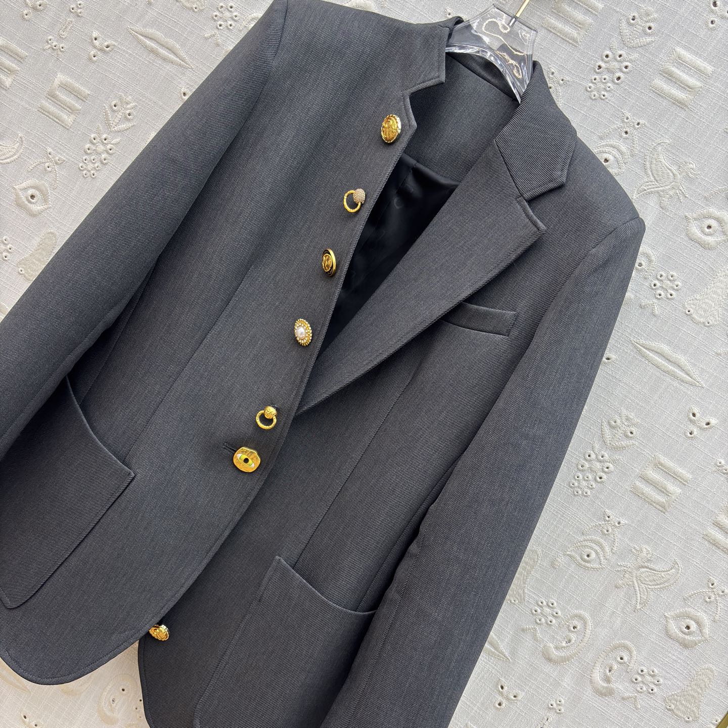 Sch26新款 异形扣炭灰色西装 裹着低调的质感 异形金扣是点睛的锋芒 珍珠缀饰混着金属肌理 把复古学院