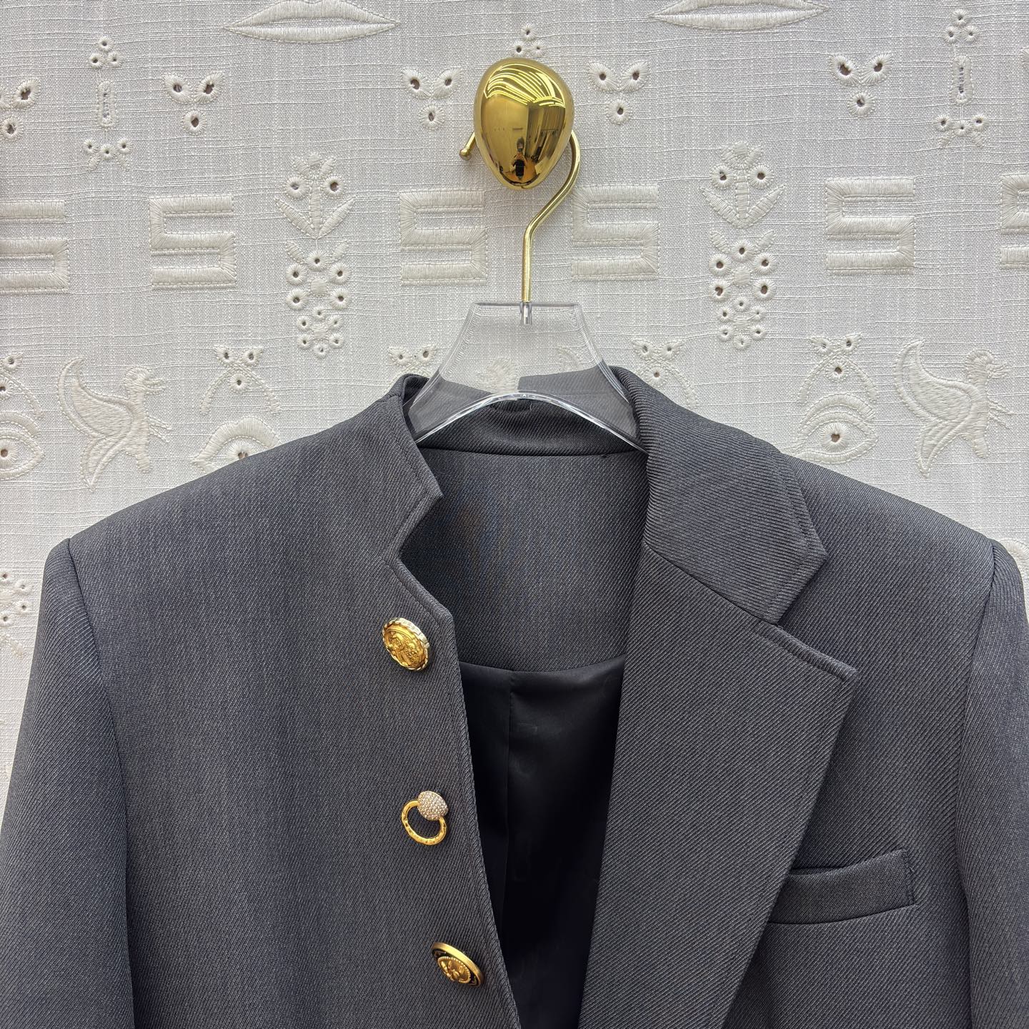 Sch26新款 异形扣炭灰色西装 裹着低调的质感 异形金扣是点睛的锋芒 珍珠缀饰混着金属肌理 把复古学院