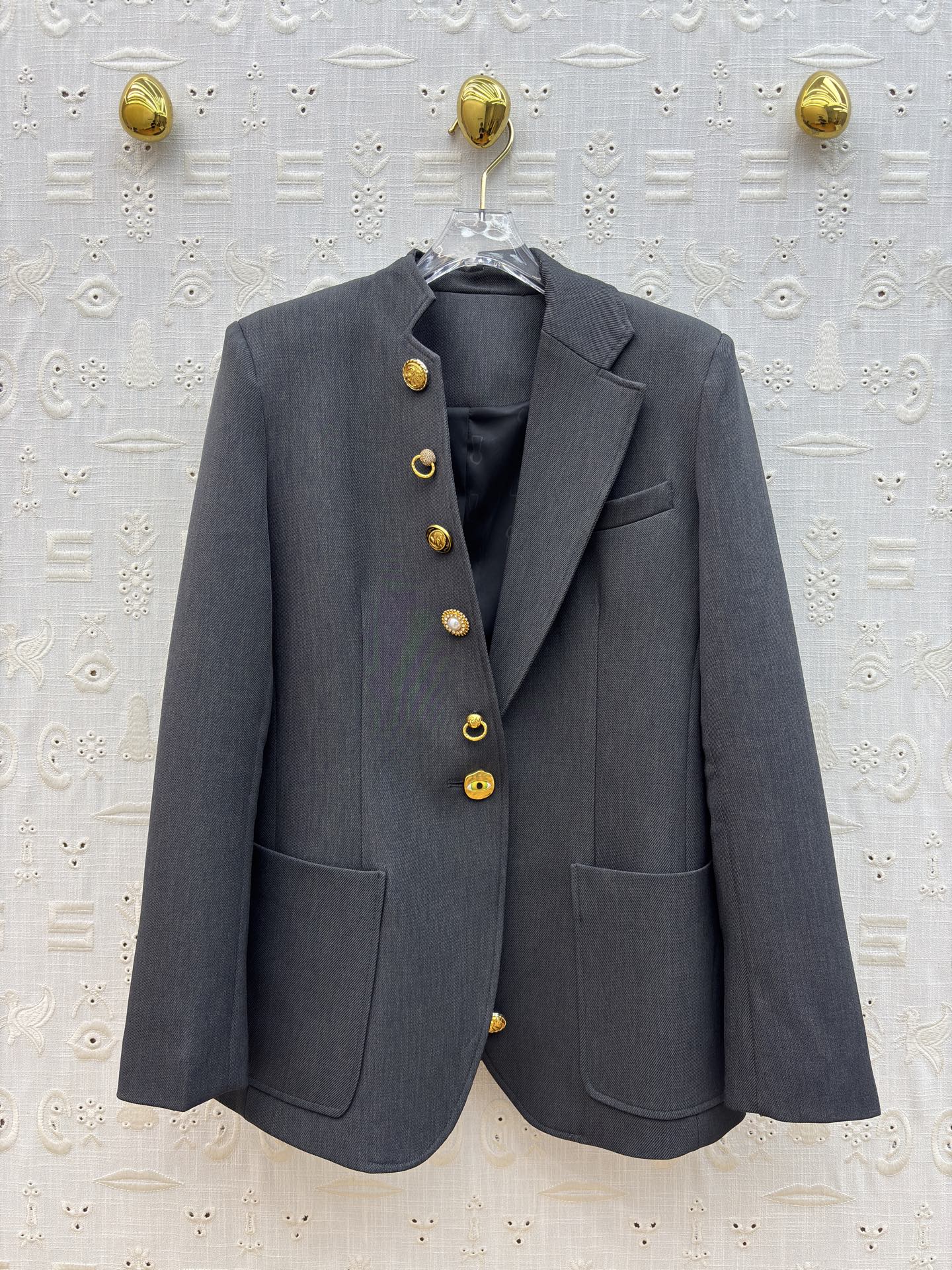 Sch26新款 异形扣炭灰色西装 裹着低调的质感 异形金扣是点睛的锋芒 珍珠缀饰混着金属肌理 把复古学院