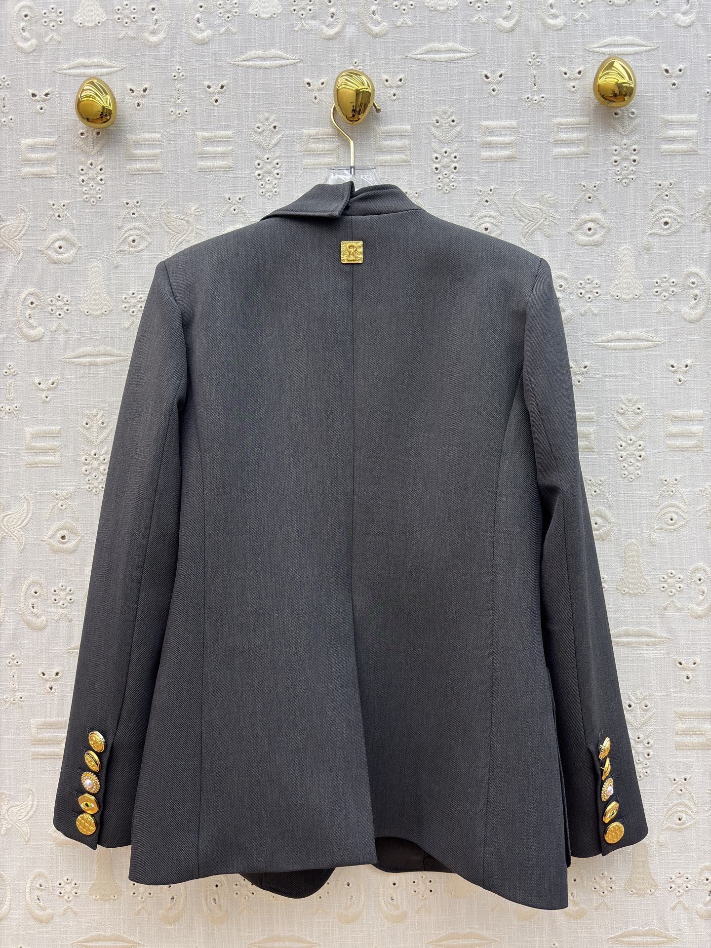 Sch26新款 异形扣炭灰色西装 裹着低调的质感 异形金扣是点睛的锋芒 珍珠缀饰混着金属肌理 把复古学院