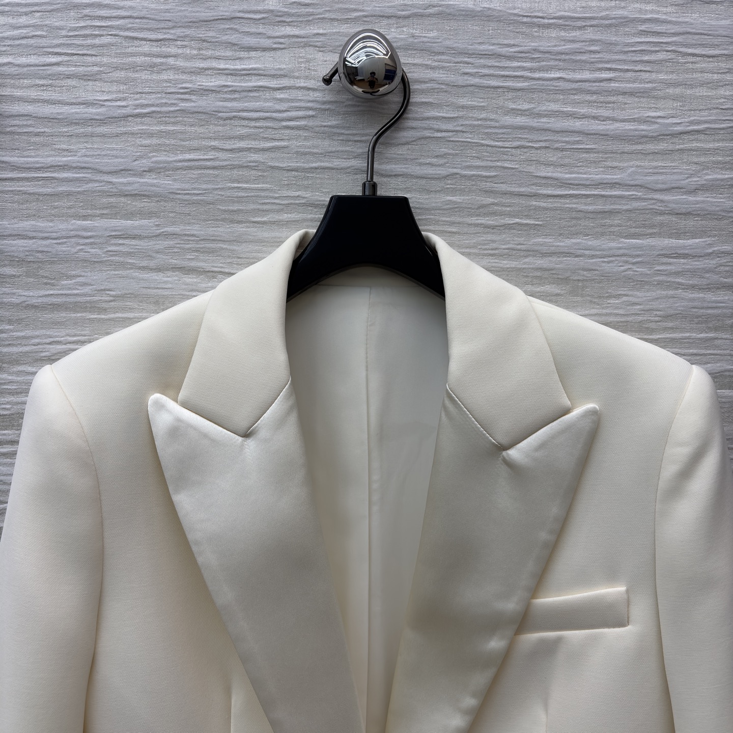 D家 奶白色翻领西装 利落单扣微收腰版型 袖口排扣细节质感拉满 自带温柔贵气感 搭裙装是优雅大小姐 配裤