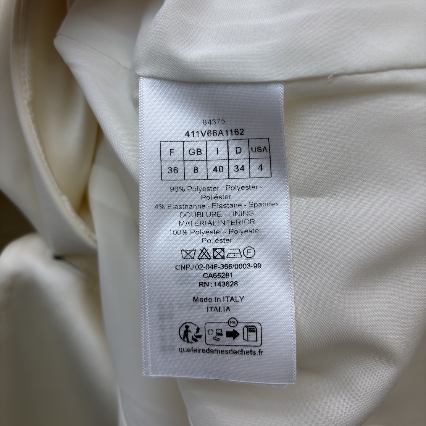 D家 奶白色翻领西装 利落单扣微收腰版型 袖口排扣细节质感拉满 自带温柔贵气感 搭裙装是优雅大小姐 配裤