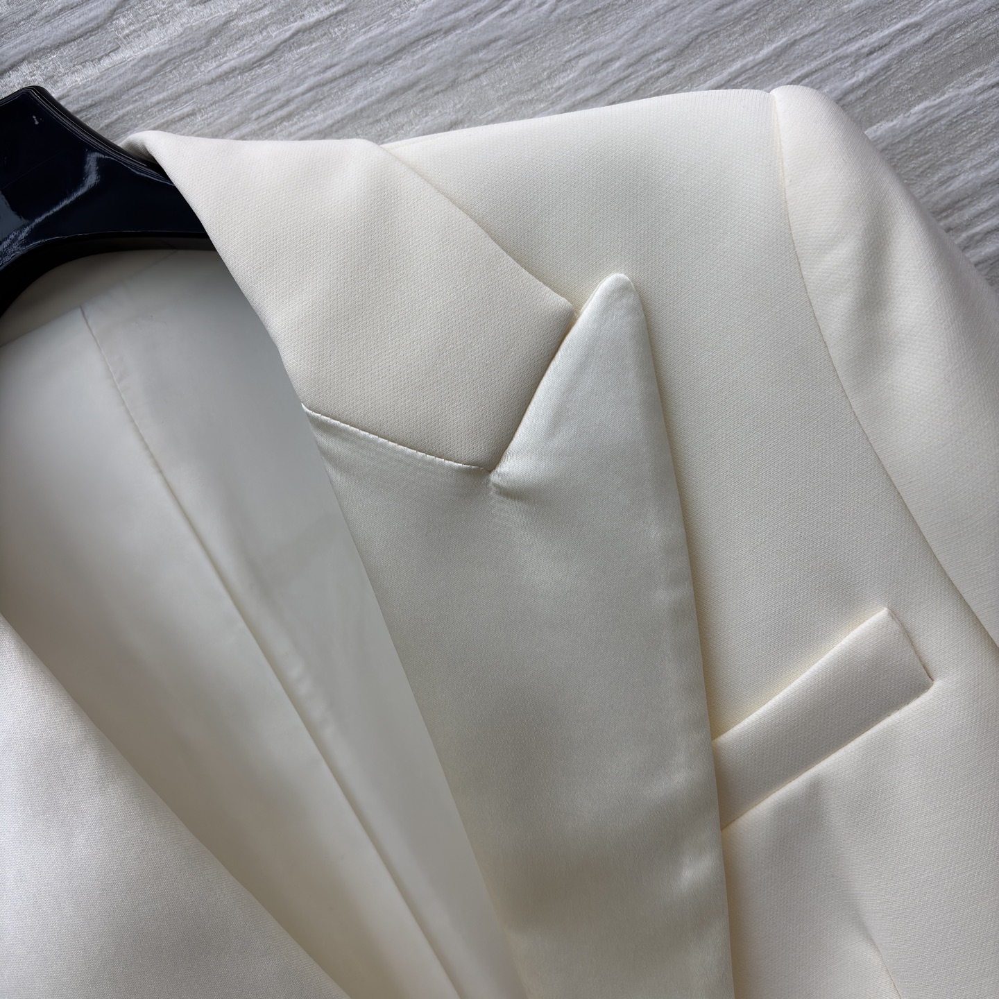 D家 奶白色翻领西装 利落单扣微收腰版型 袖口排扣细节质感拉满 自带温柔贵气感 搭裙装是优雅大小姐 配裤