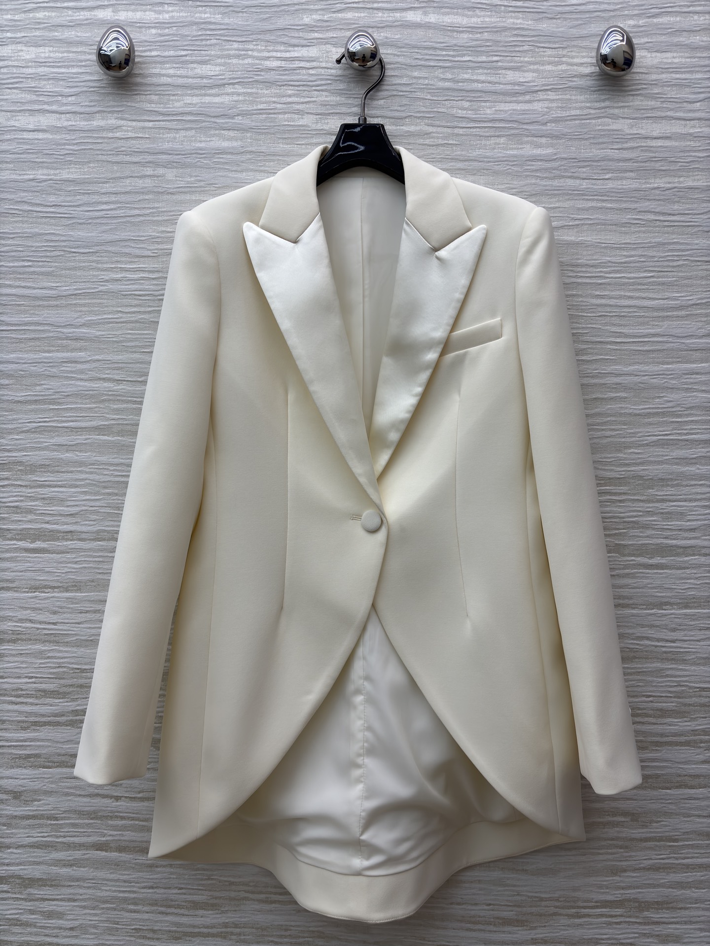 D家 奶白色翻领西装 利落单扣微收腰版型 袖口排扣细节质感拉满 自带温柔贵气感 搭裙装是优雅大小姐 配裤