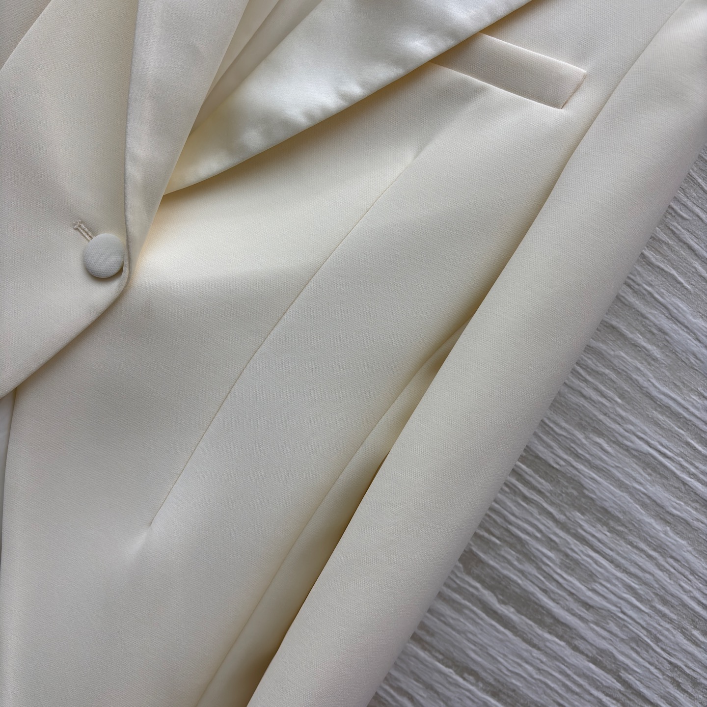 D家 奶白色翻领西装 利落单扣微收腰版型 袖口排扣细节质感拉满 自带温柔贵气感 搭裙装是优雅大小姐 配裤