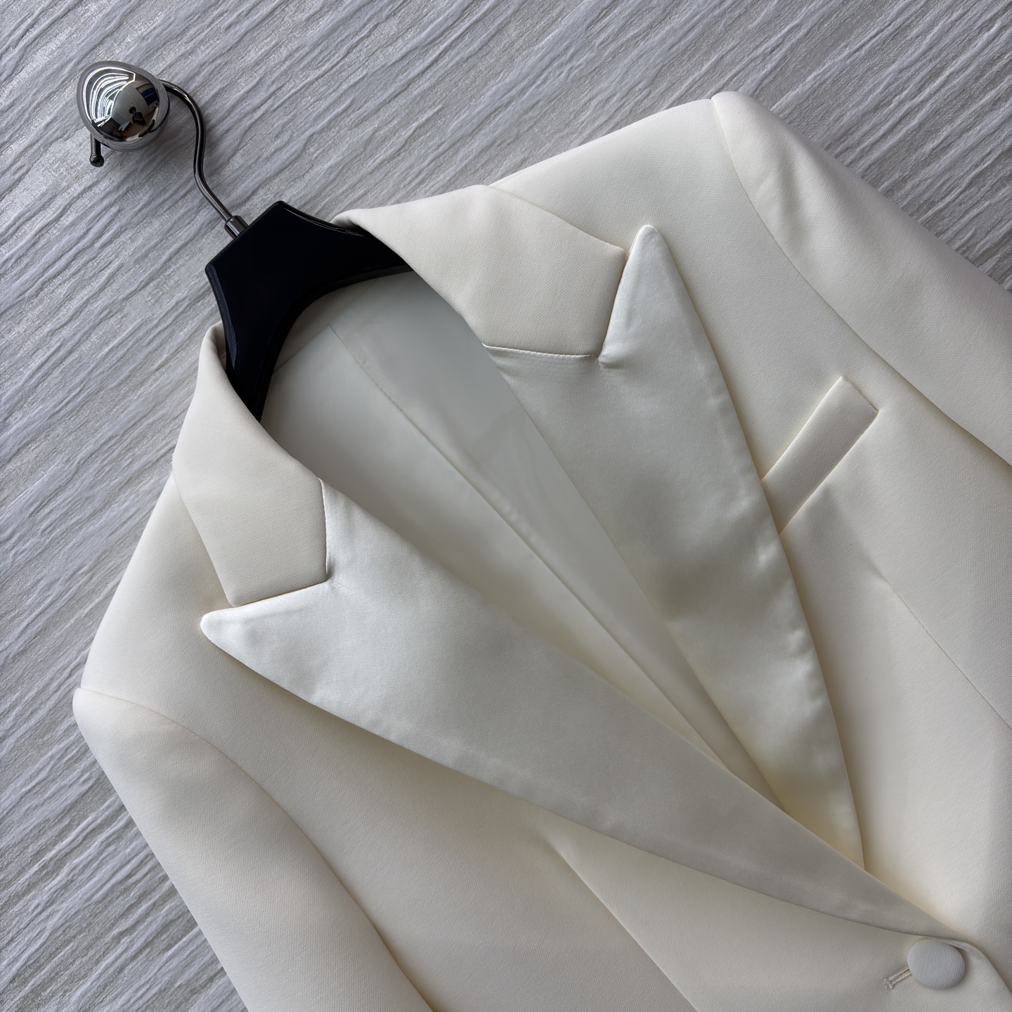 D家 奶白色翻领西装 利落单扣微收腰版型 袖口排扣细节质感拉满 自带温柔贵气感 搭裙装是优雅大小姐 配裤